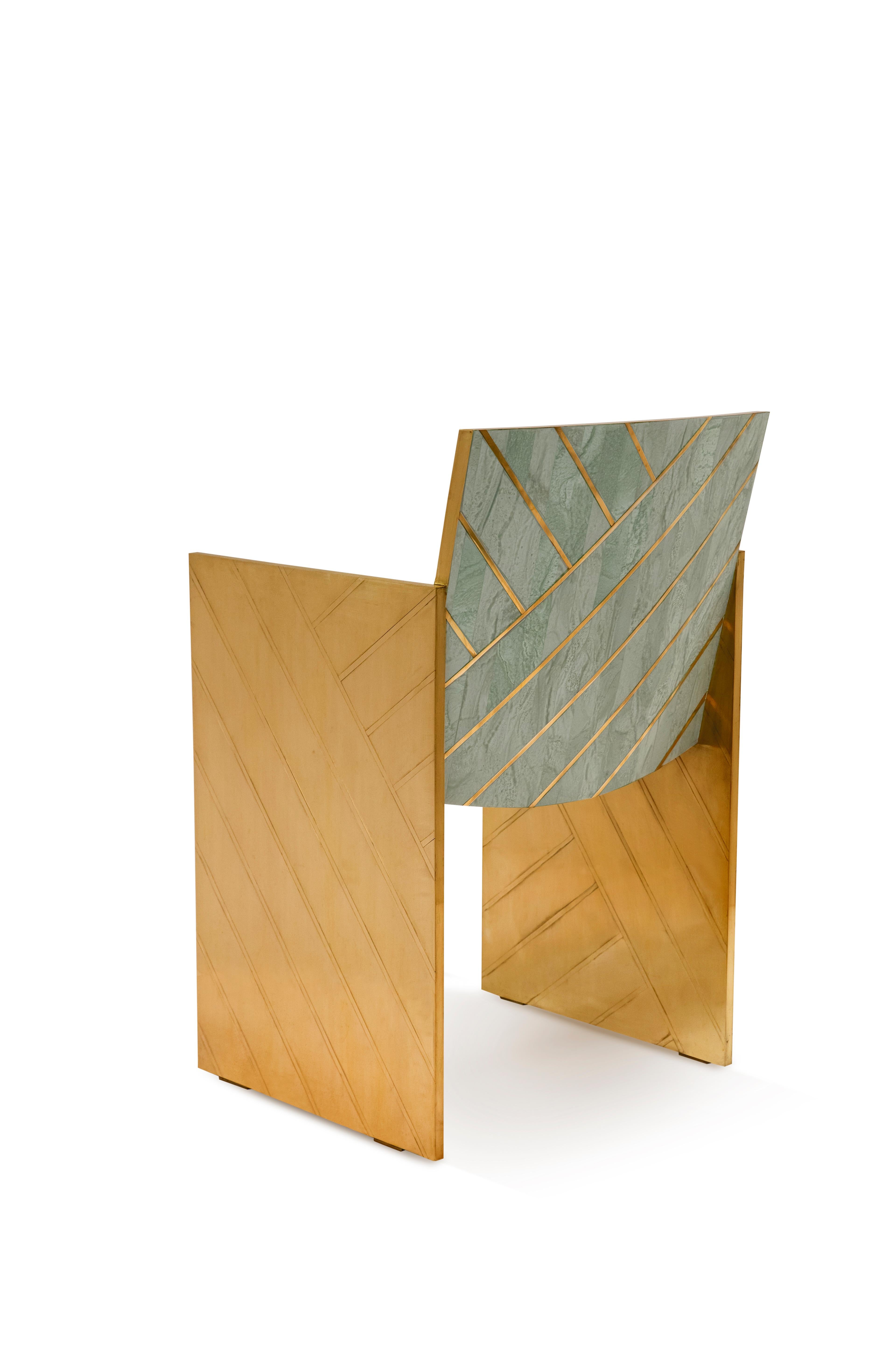 Nesso Mintgrüner Esszimmerstuhl  with Brass Inlay von Matteo Cibic ist ein schöner Stuhl aus perlmuttfarbenem Harz mit geometrischer Messingintarsie. Er lässt sich hervorragend mit dem Esstisch Nesso kombinieren. Er ist in drei Farben erhältlich: