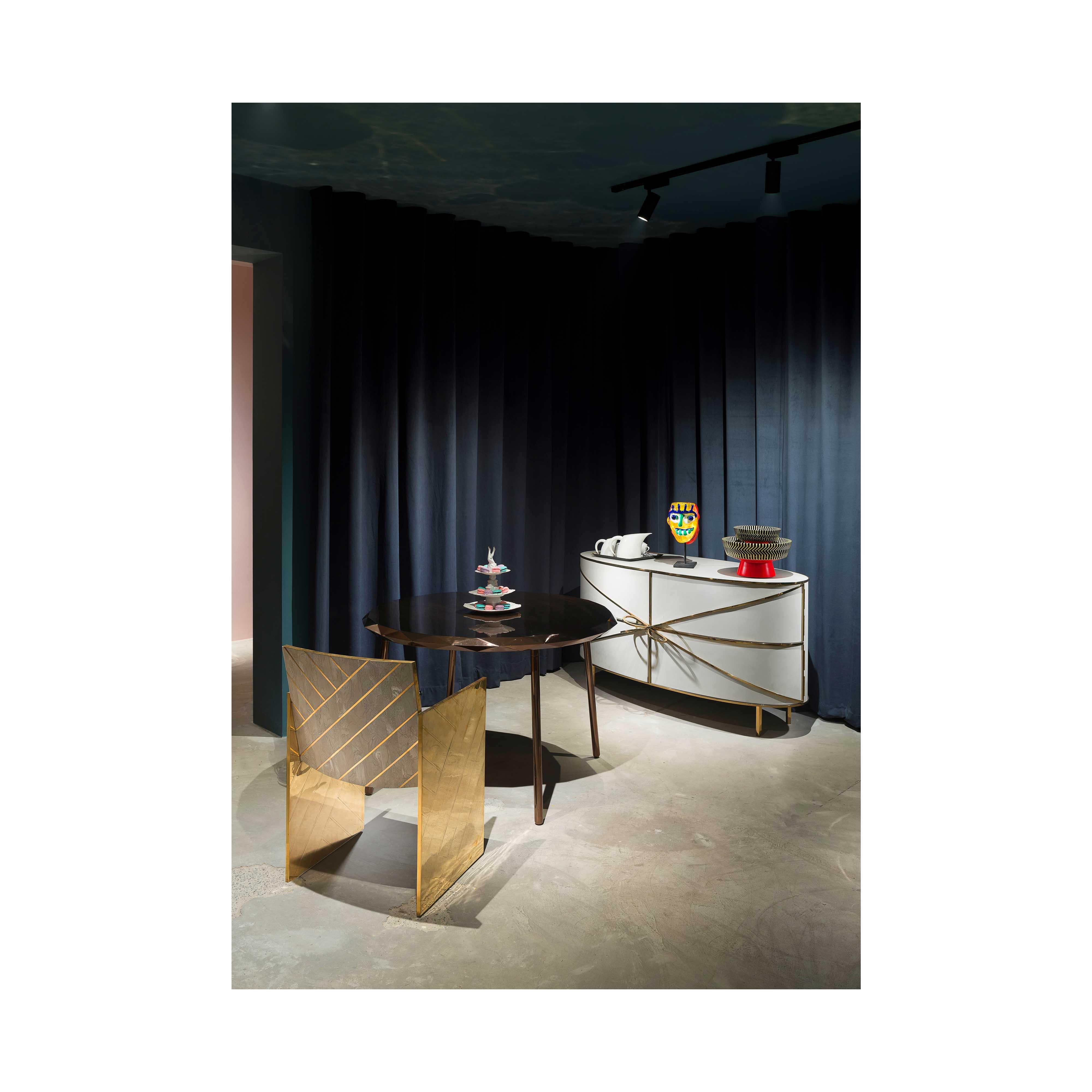 Moderne Chaise de salle à manger Nesso Gray avec incrustation de laiton par Matteo Cibic en vente