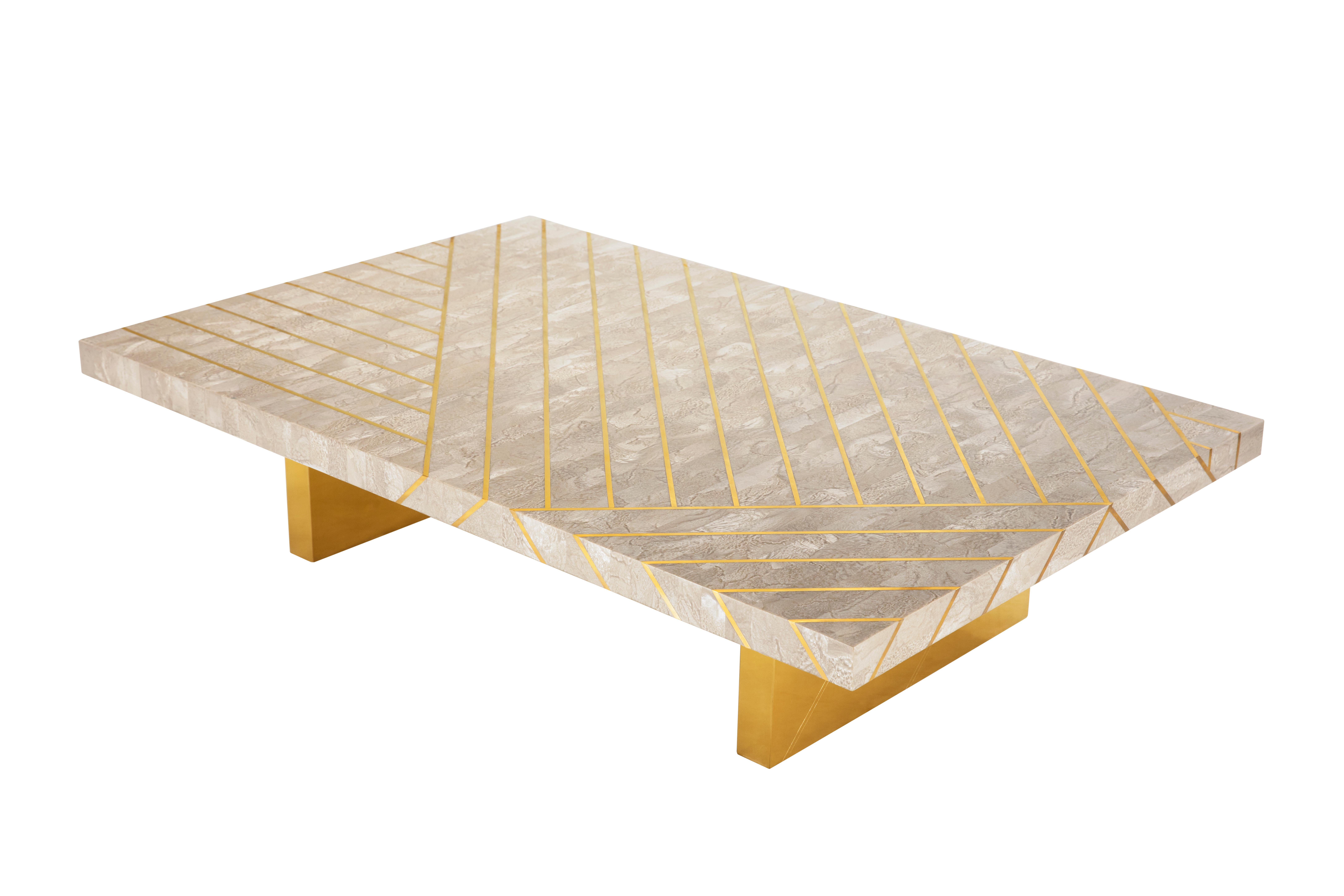 La table basse moyenne beige et rose Nesso avec incrustation en laiton de Matteo Cibic est une superbe table basse en résine nacrée et incrustation géométrique en laiton. Des tailles personnalisées sont disponibles sur demande. Il existe en trois