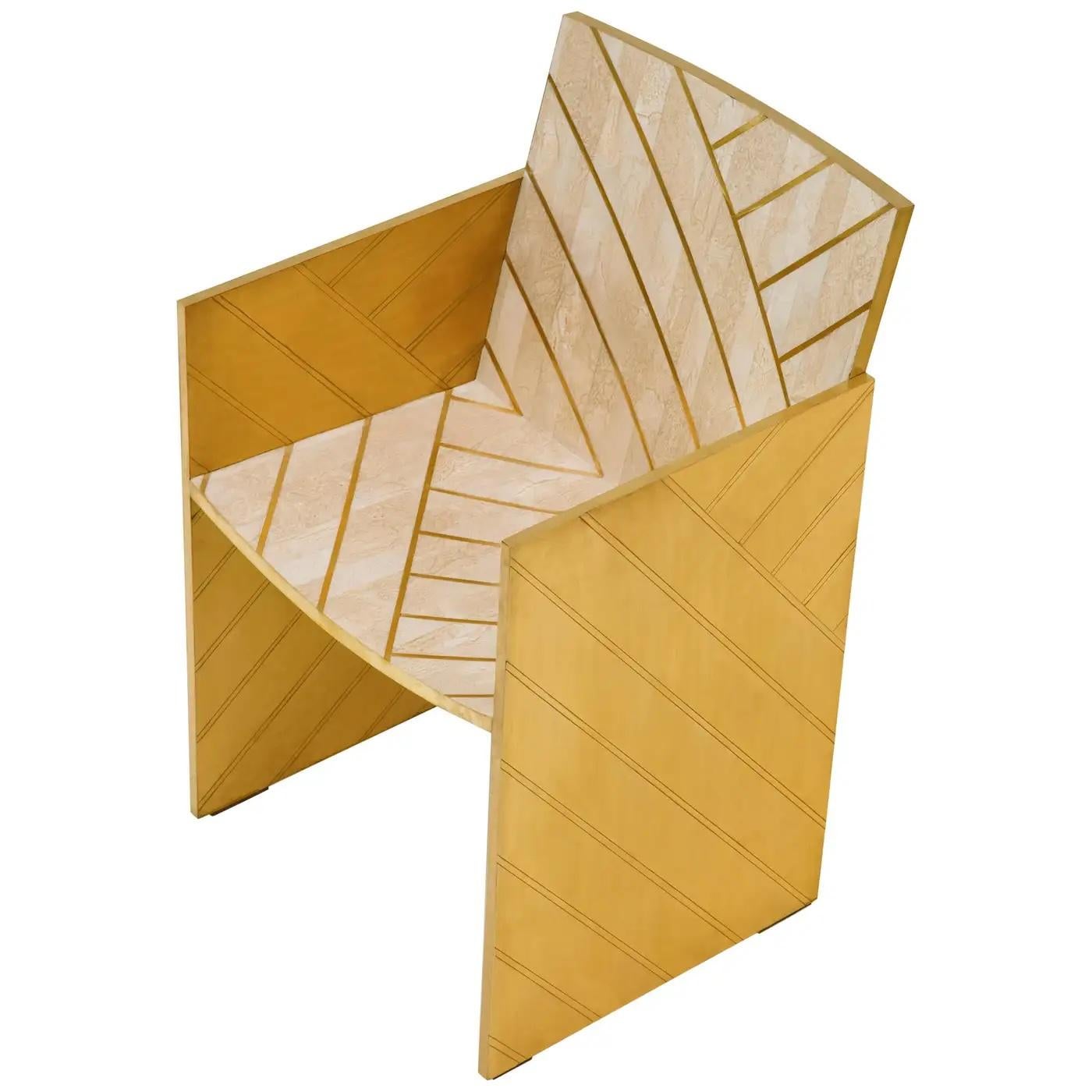 La sedia da pranzo Nesso con intarsio in ottone di Matteo Cibic è una bellissima sedia in resina perlata con intarsi geometrici in ottone. Può essere abbinato magnificamente al tavolo da pranzo Nesso. È disponibile in tre colori, beige, grigio e