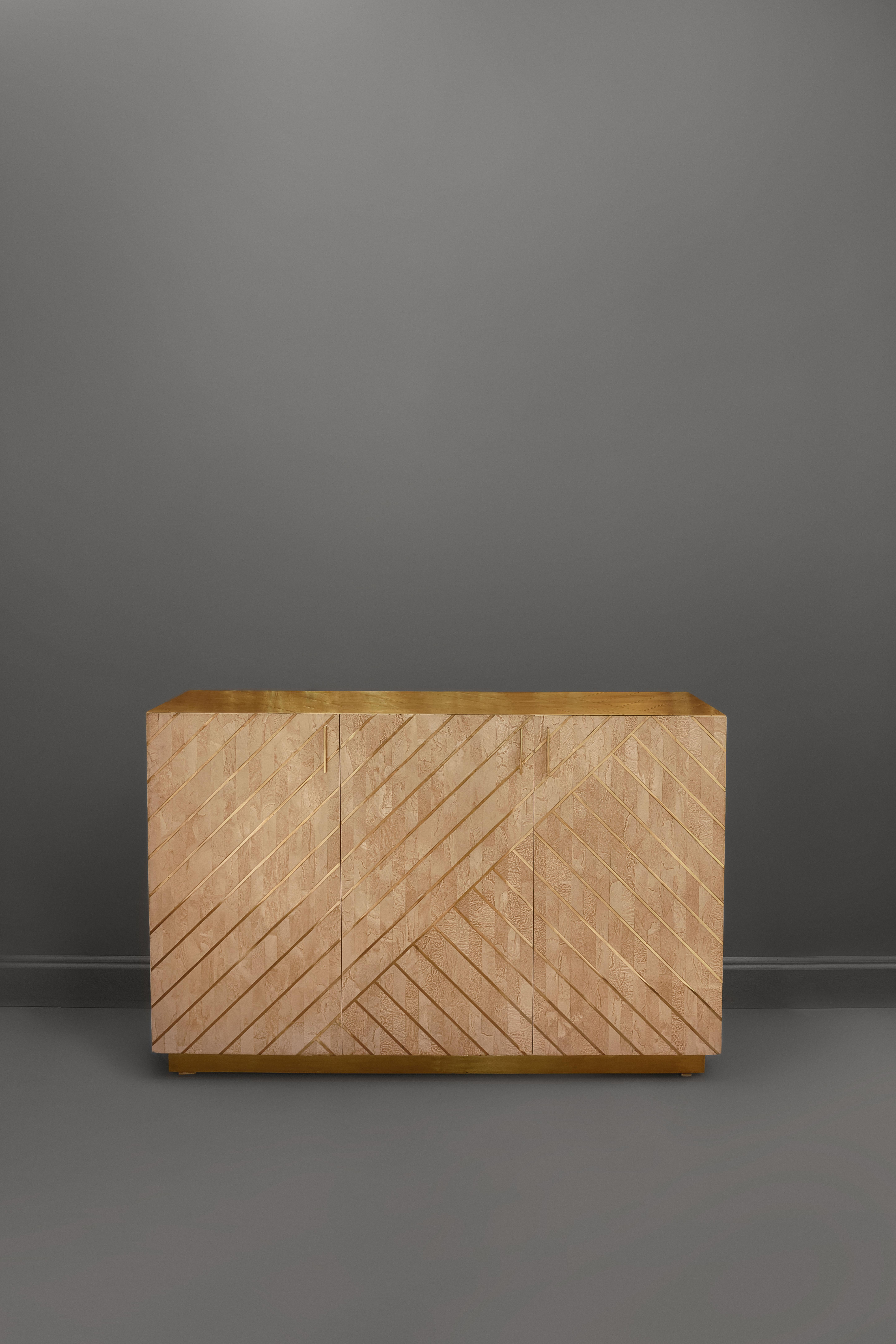 Nesso Beige and PinkSmall Sideboard with Brass Inlay by Matteo Cibic est un magnifique meuble en résine nacrée avec des incrustations géométriques en laiton et un luxueux plateau en laiton. Des tailles personnalisées sont disponibles sur demande. Il