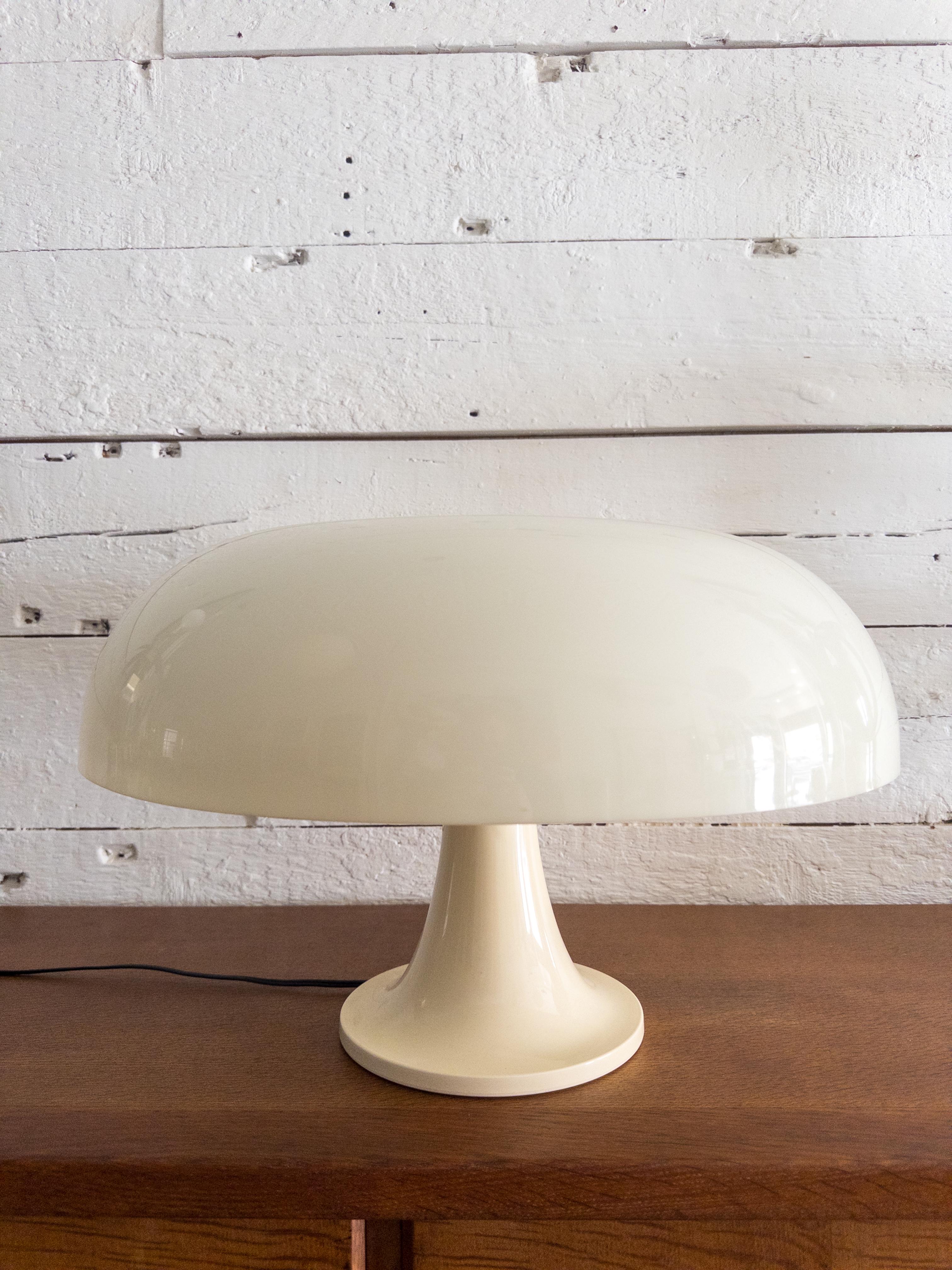 Giancarlo Mattioli para Artemide, Italia. Lámpara de sobremesa vintage Nesso de plástico acrílico blanco. Introducido en 1967, Circa 1980s.

