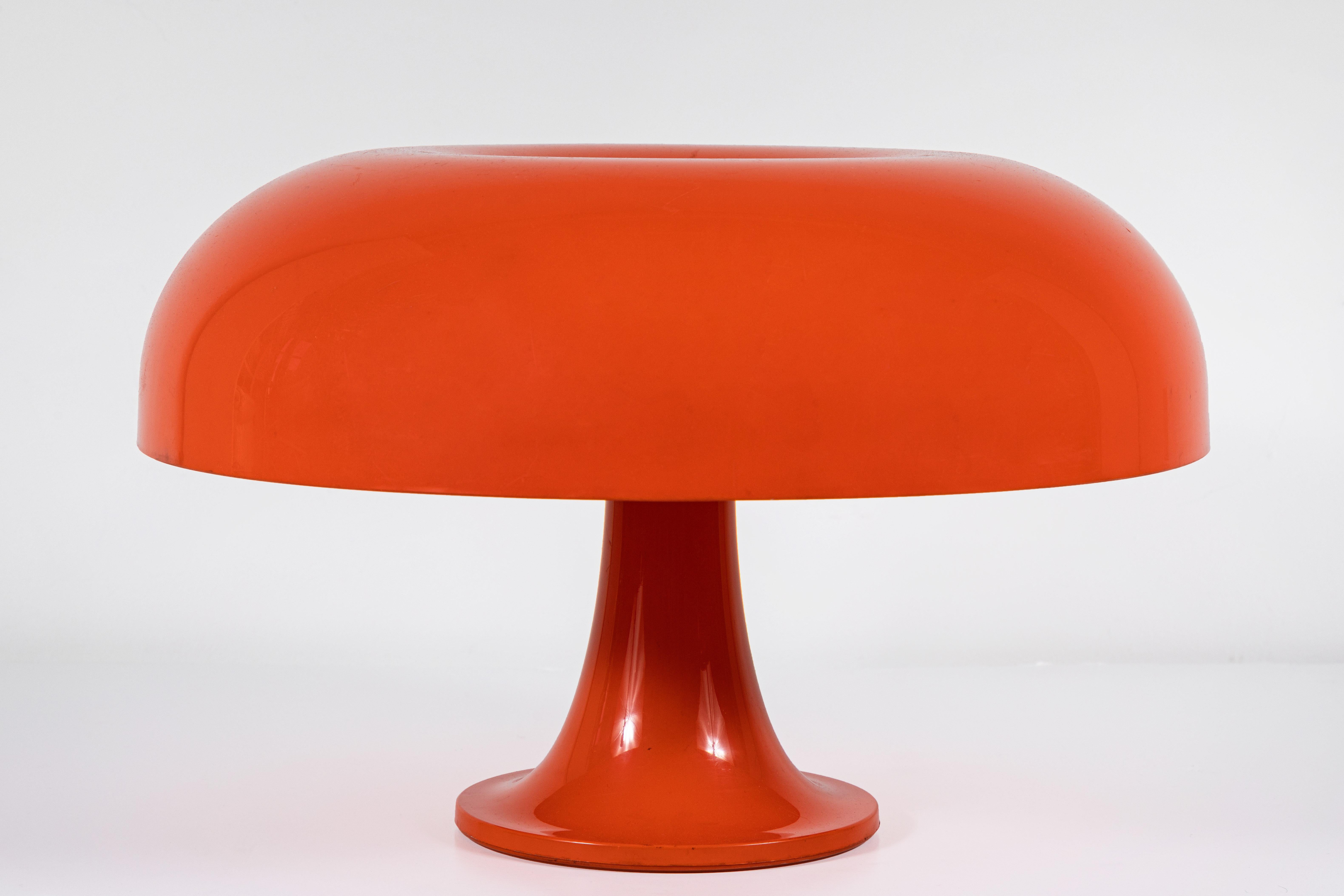 Iconic table lamp in orange molded plastic designed by Giancarlo Mattioli, Gruppo Architetti Urbanisti 