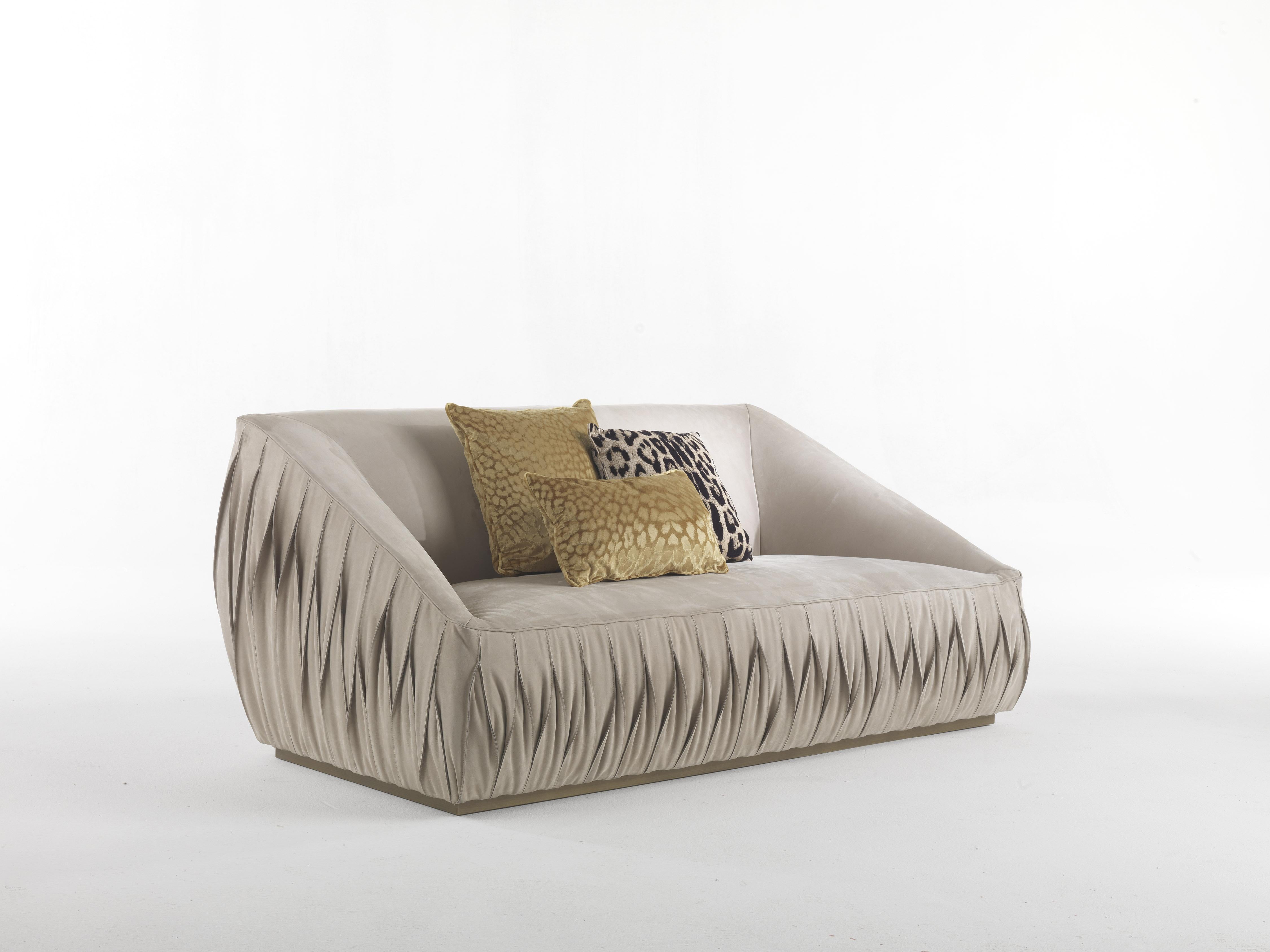 Sofa is inspired by the informal lines of the 1970s; the hips are characterized by a special pleated skin processing.
Nest 2-seater sofa Structure in poplar wood and foam. Upholstery in leather CAT.B Nabuk COL. Nut. Metal base in brushed bronze