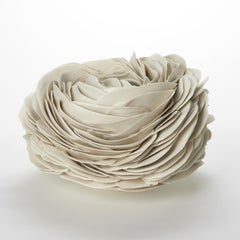 Nest, eine handgefertigte Porzellanskulptur mit Rillen von Olivia Walker