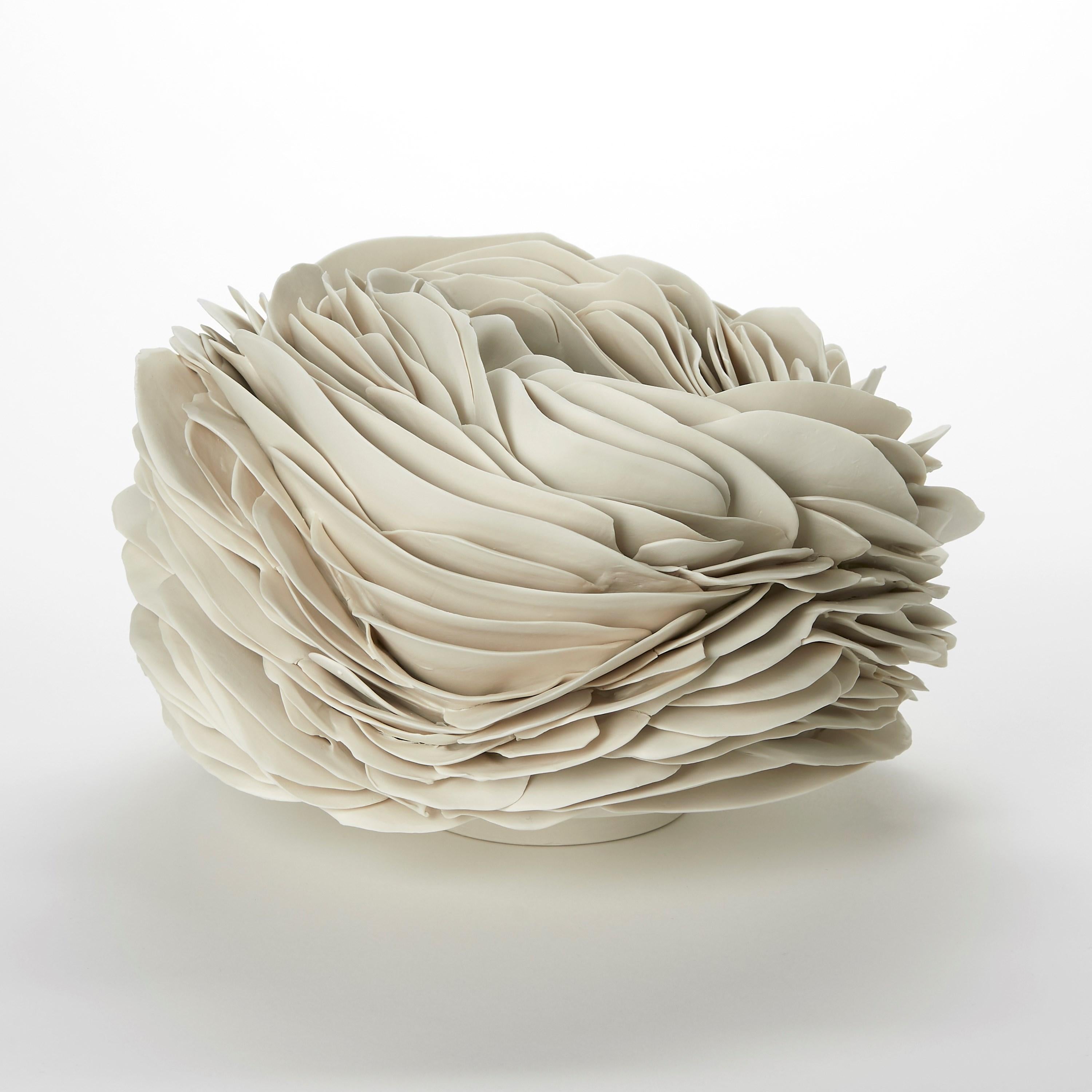 Organico moderno Nest, un centrotavola scultoreo fatto a mano in porcellana rigata di Olivia Walker