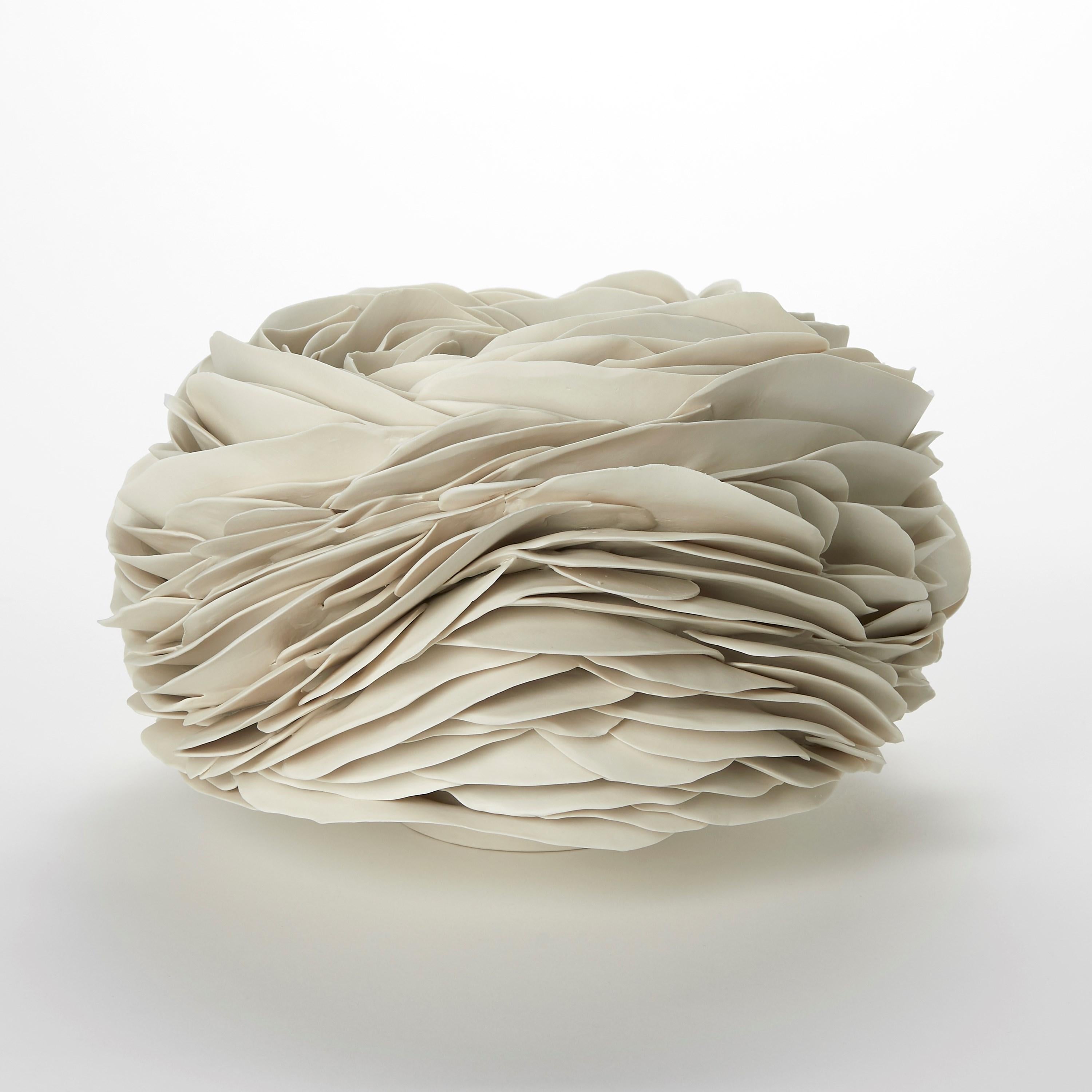 Britannico Nest, un centrotavola scultoreo fatto a mano in porcellana rigata di Olivia Walker