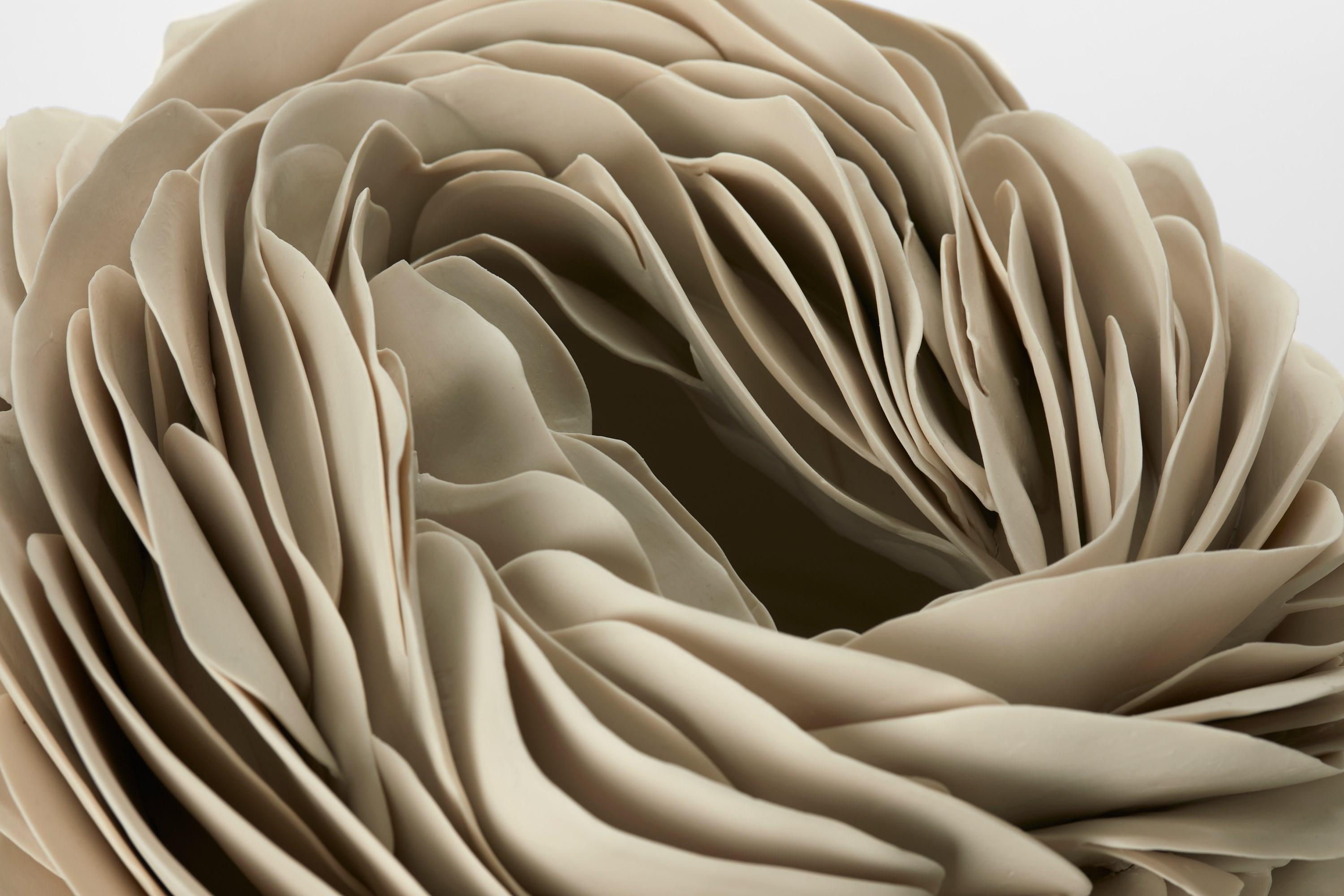 Fatto a mano Nest, un centrotavola scultoreo fatto a mano in porcellana rigata di Olivia Walker