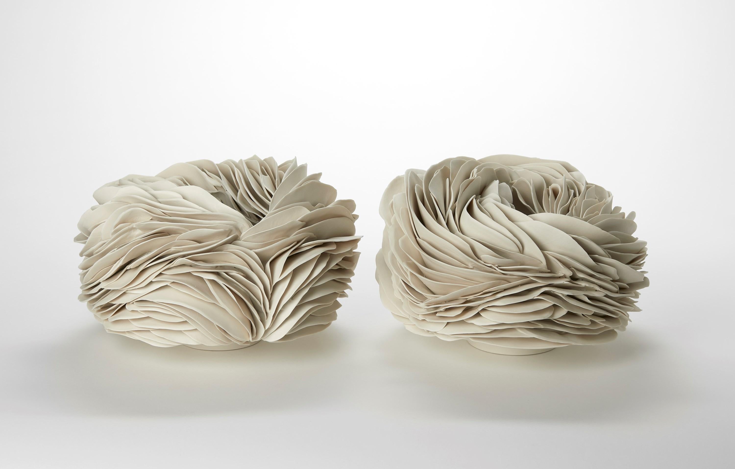 XXI secolo e contemporaneo Nest, un centrotavola scultoreo fatto a mano in porcellana rigata di Olivia Walker