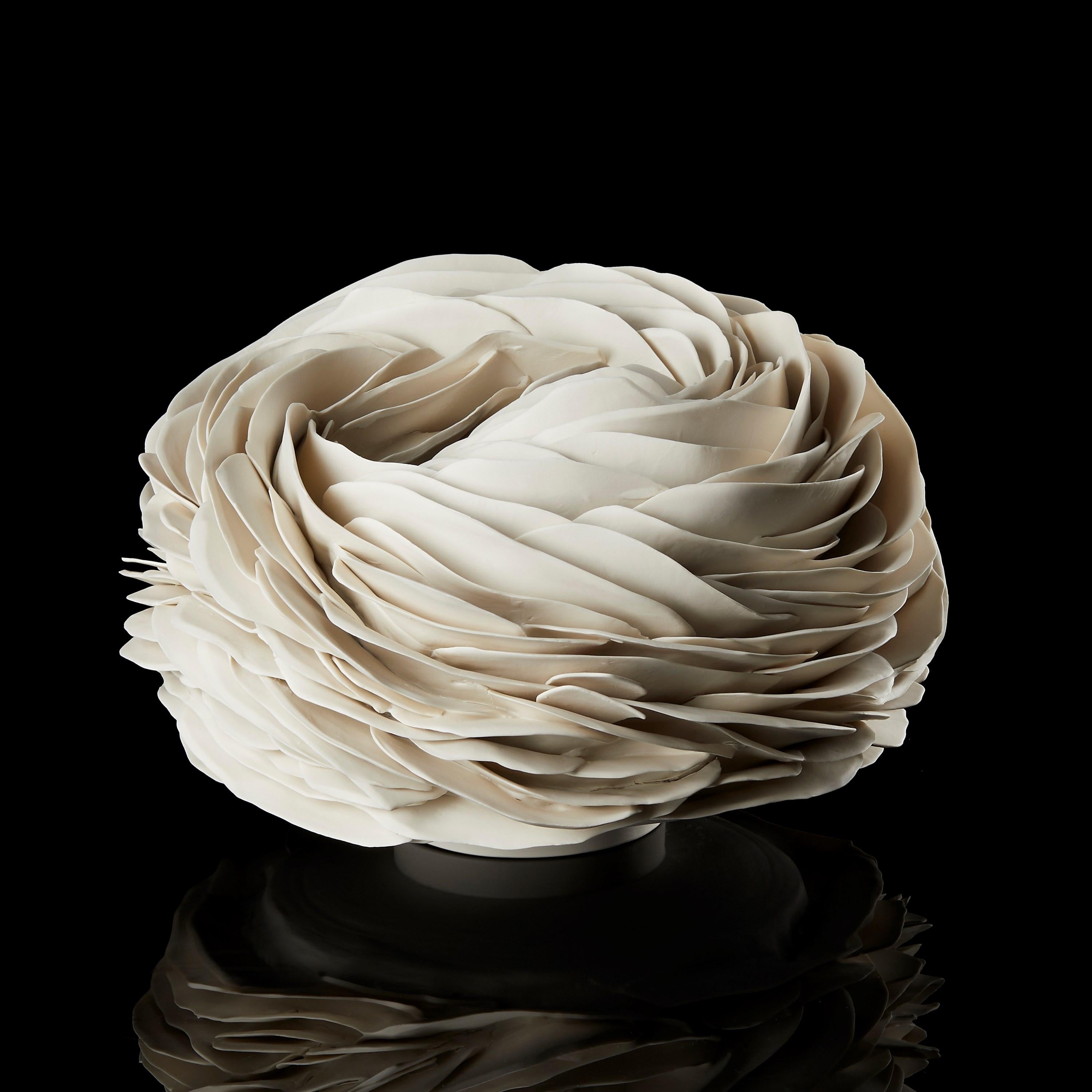 Porcellana Nest, un centrotavola scultoreo fatto a mano in porcellana rigata di Olivia Walker