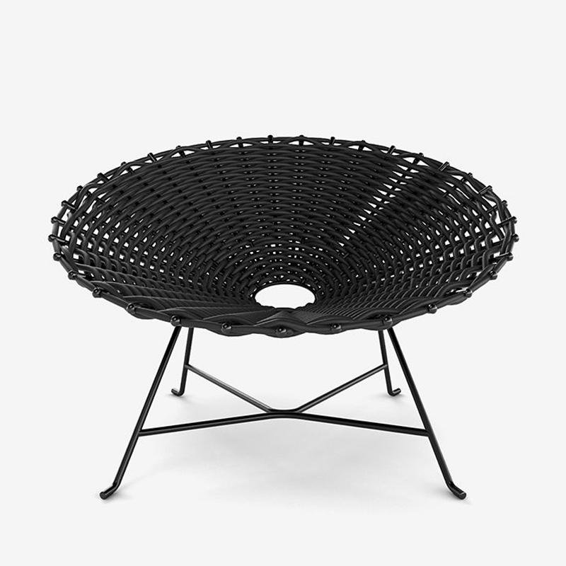 Armchair Nest Black Indoor-Outdoor with base feet in
black lacquered matt finish and seat in
black woven PVC.
Also available in Nest White, on request with base feet
in white lacquered finish and seat in glossy white
woven PVC. Indoor-outdoor piece.