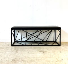 Banc Nest de Morgan Clayhall, acier sculptural, cuir