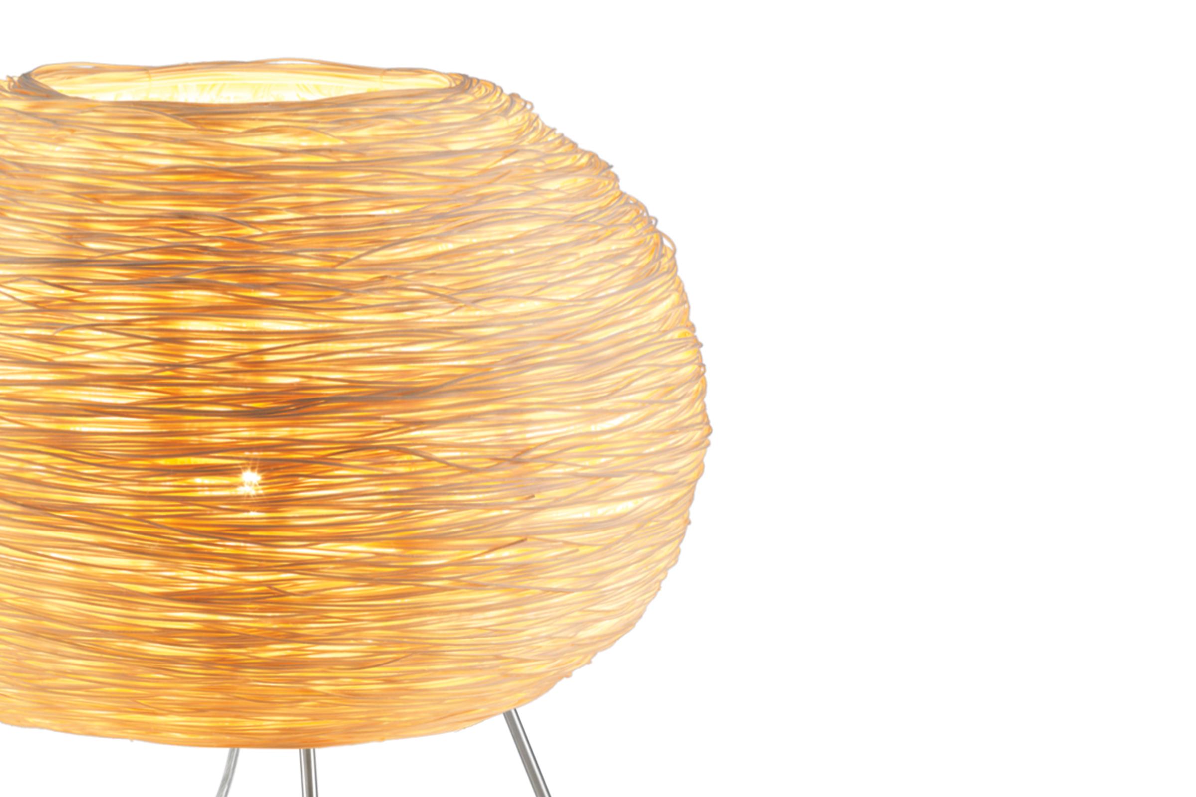 Lampe de table Nest d'Ango en fil de rotin de 1 mm d'épaisseur. La forme élémentaire et universelle d'un trépied soutenant un vaisseau en forme de nid qui s'incarne dans la lumière qu'il contient et qui se diffuse littéralement à travers des