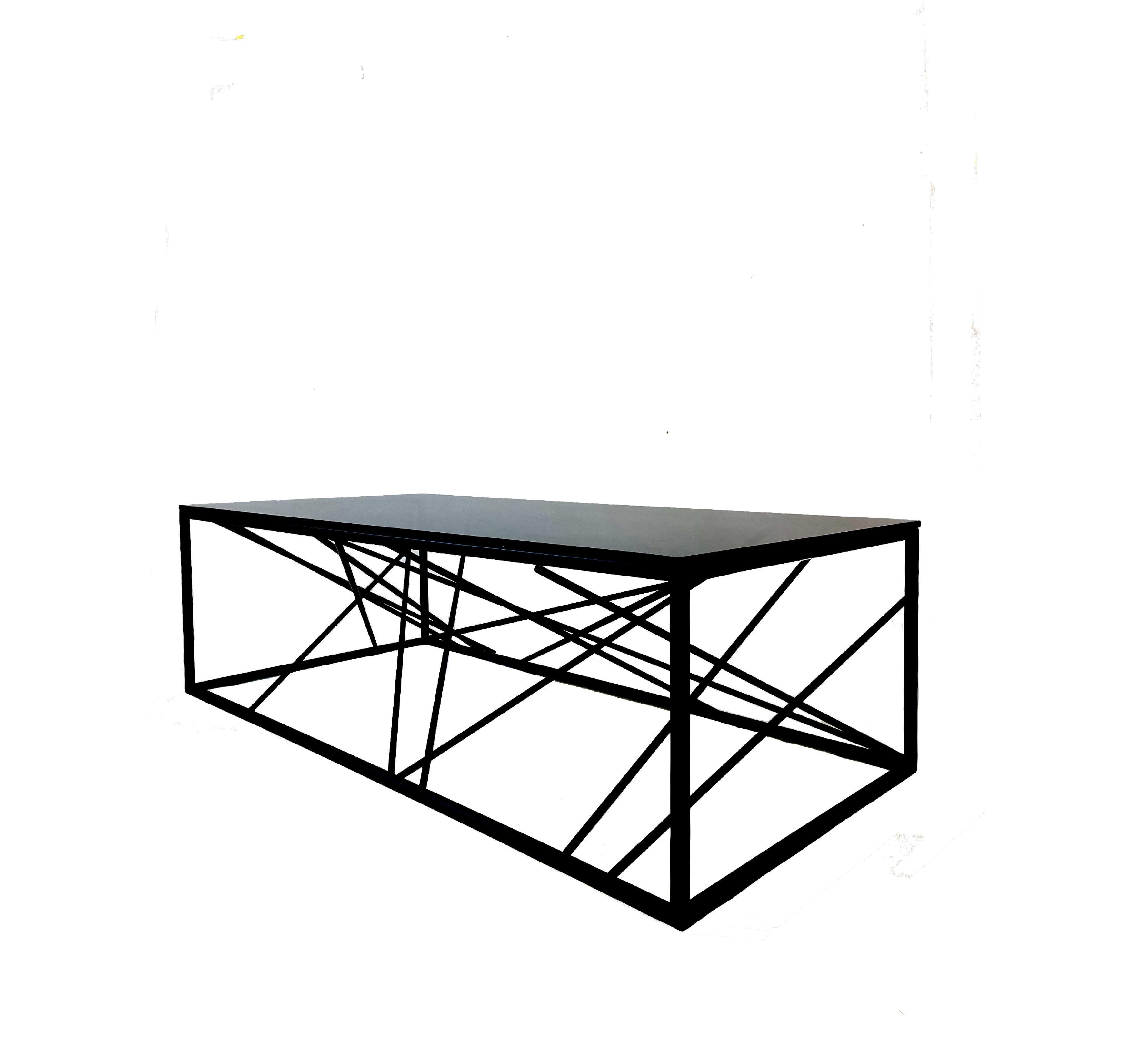 La table basse Nest est conçue et finie à la main dans notre studio de Toronto, Morgan Clayhall.

La console Nest s'inspire du design rustique et raffiné d'un nid d'oiseau, contenu dans une structure rigide. Le Design/One crée un moment de détente