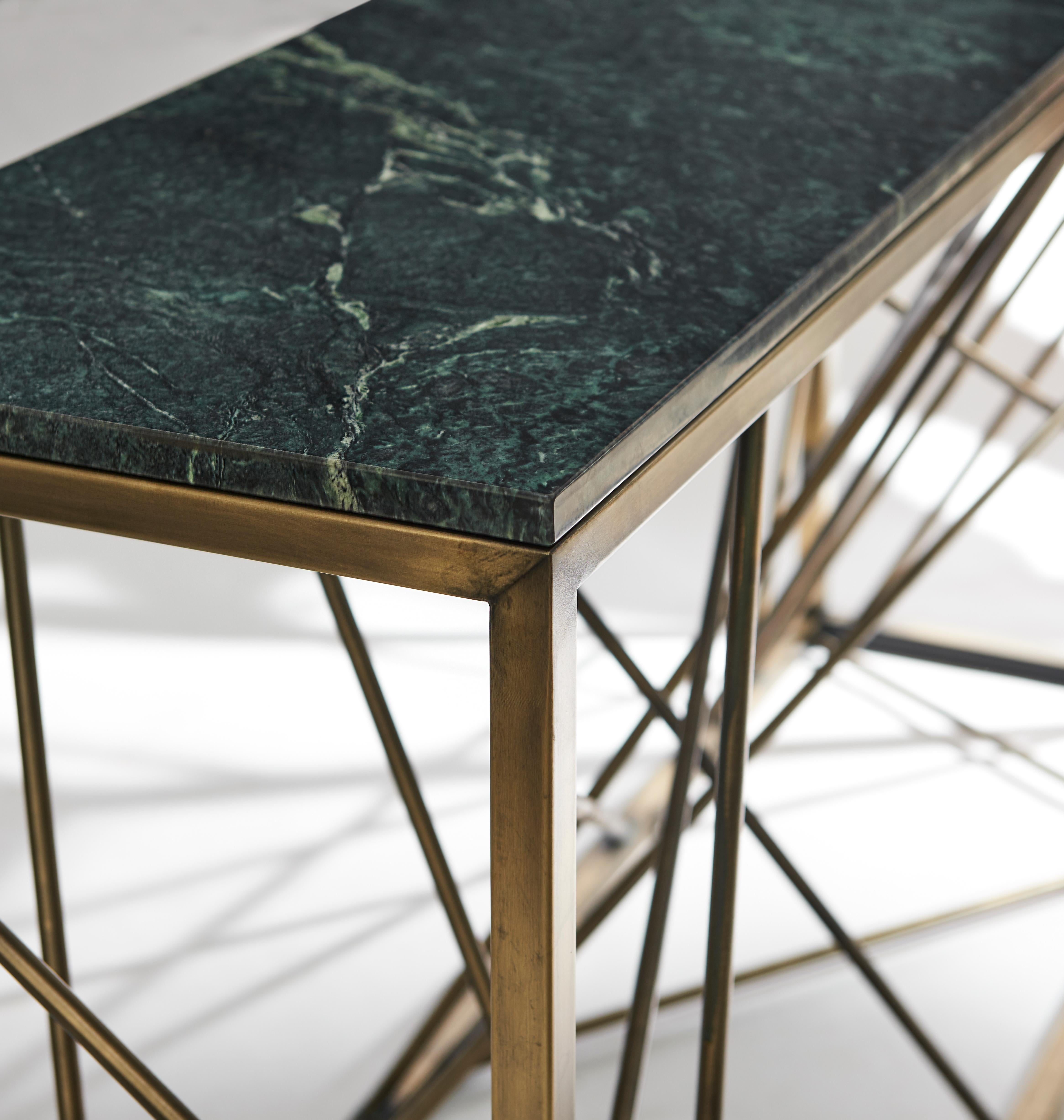 Canadien Console Nest de Morgan Clayhall, acier, marbre, base sculpturale en laiton antique en vente