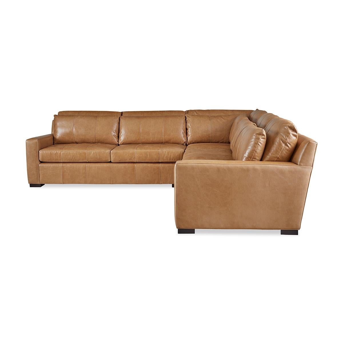Modernes ledergepolstertes Sofa mit kühnen modernen Linien und auf kühnen quadratischen Blockfüßen. Lange lose Kissenrücken mit zwei langen Komfort-Daunen-Sitzpolstern.

Vollständig in den USA hergestellt, mit traditioneller 8-fach handgeknüpfter