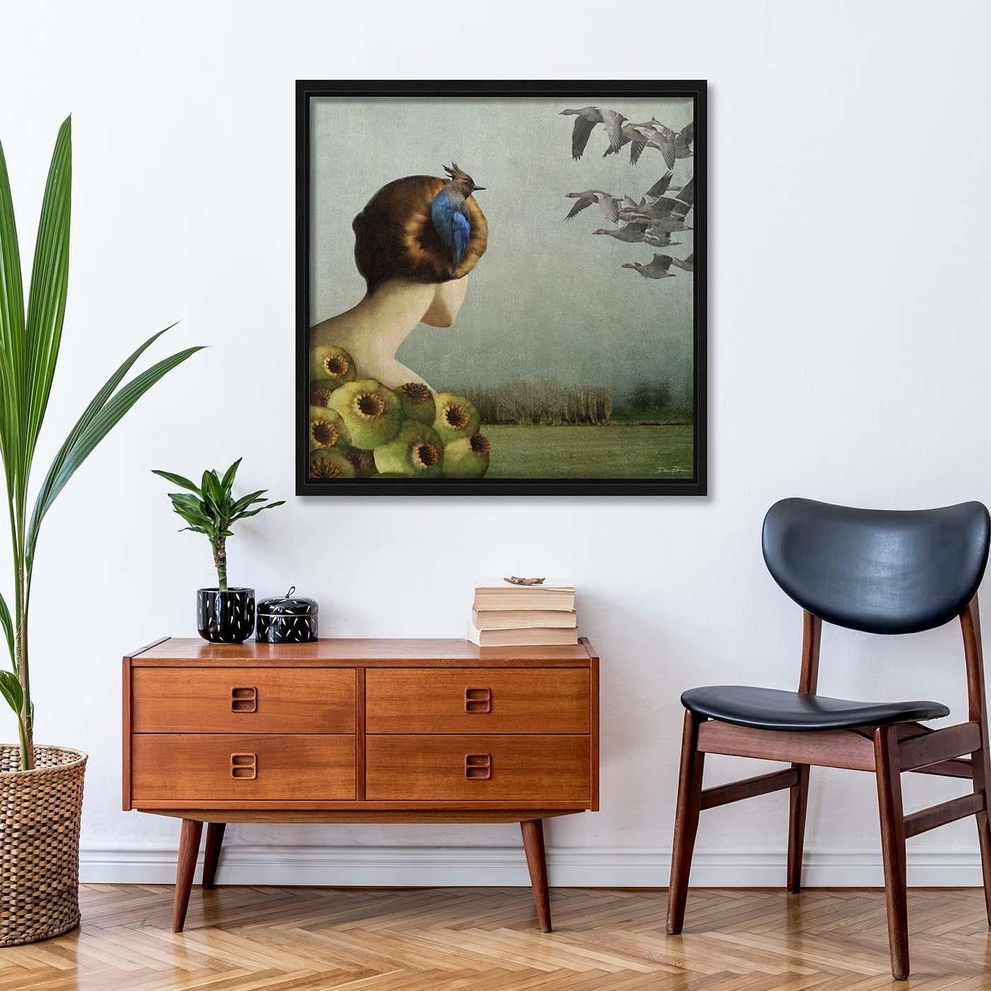 Cette peinture numérique pop-surréaliste représente un pic bleu niché dans les cheveux d'une femme, perdue dans ses pensées heureuses. Vue de dos, la figure féminine regarde les horizons plombés du destin, ponctués par un troupeau d'oies grises,