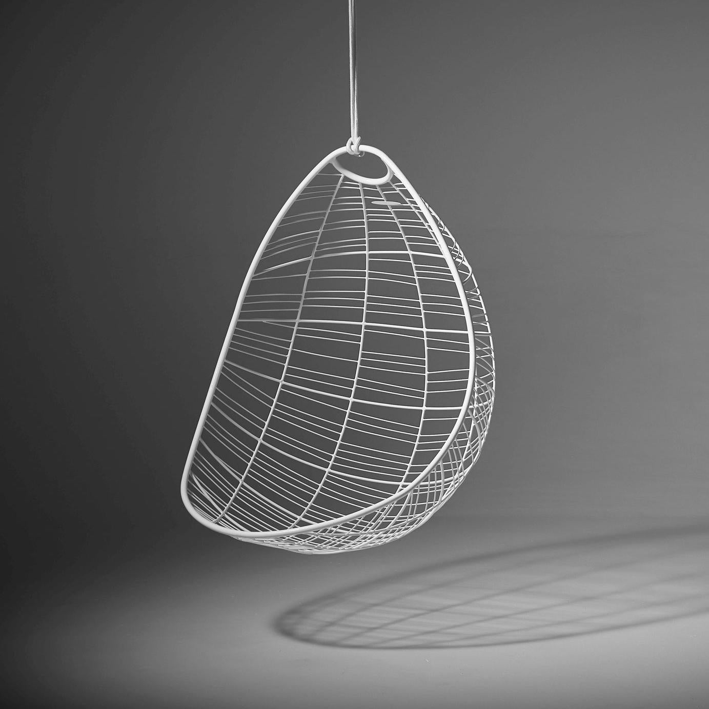 Organique Chaise suspendue en acier en forme d'œuf en forme d'œuf pour l'intérieur/extérieur 21e siècle, cercle/piqûre noir en vente