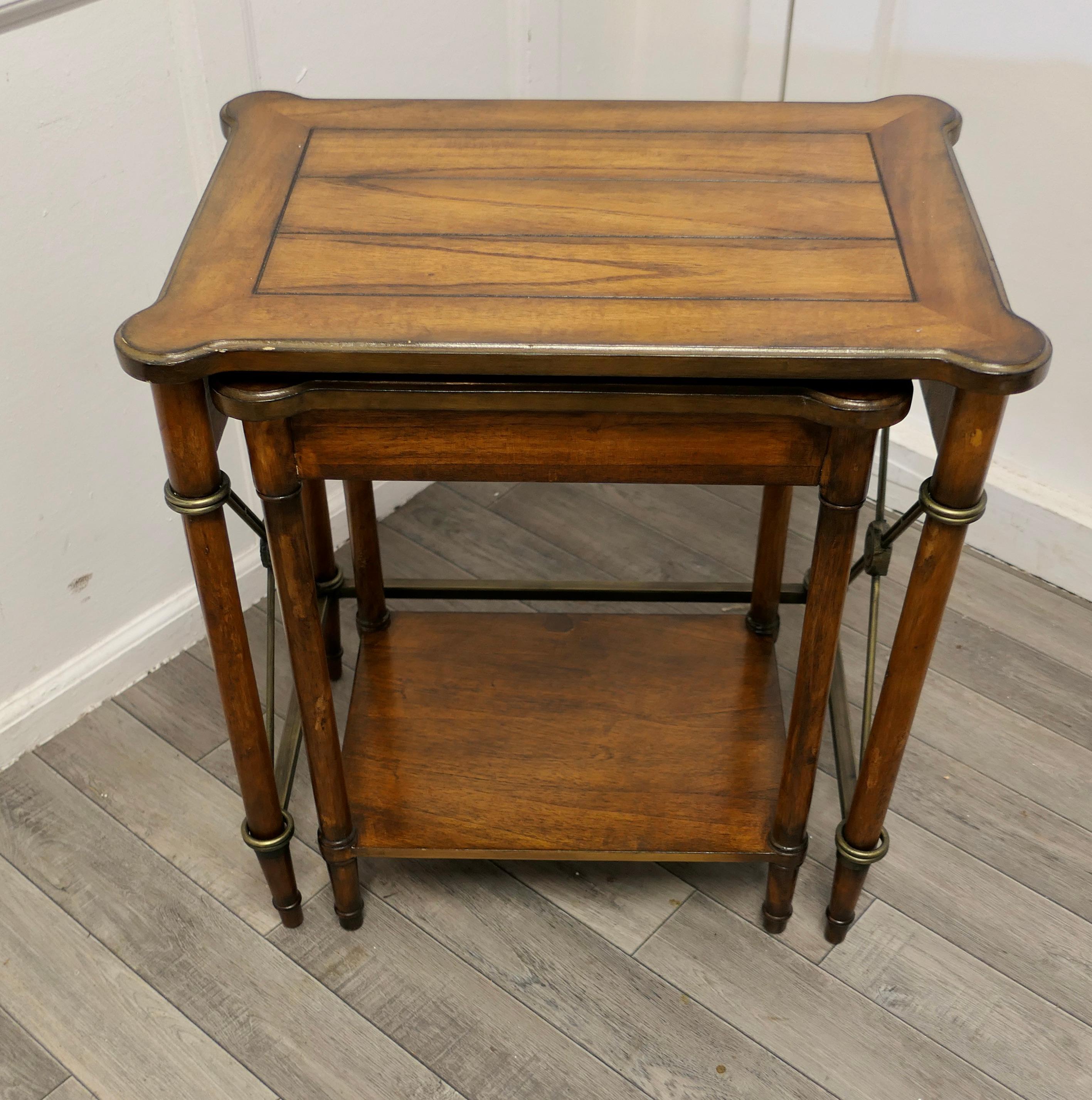 Nest of 2 Regency Style Walnut and Brass Occasional Tables In Good Condition For Sale In Chillerton, Isle of Wight