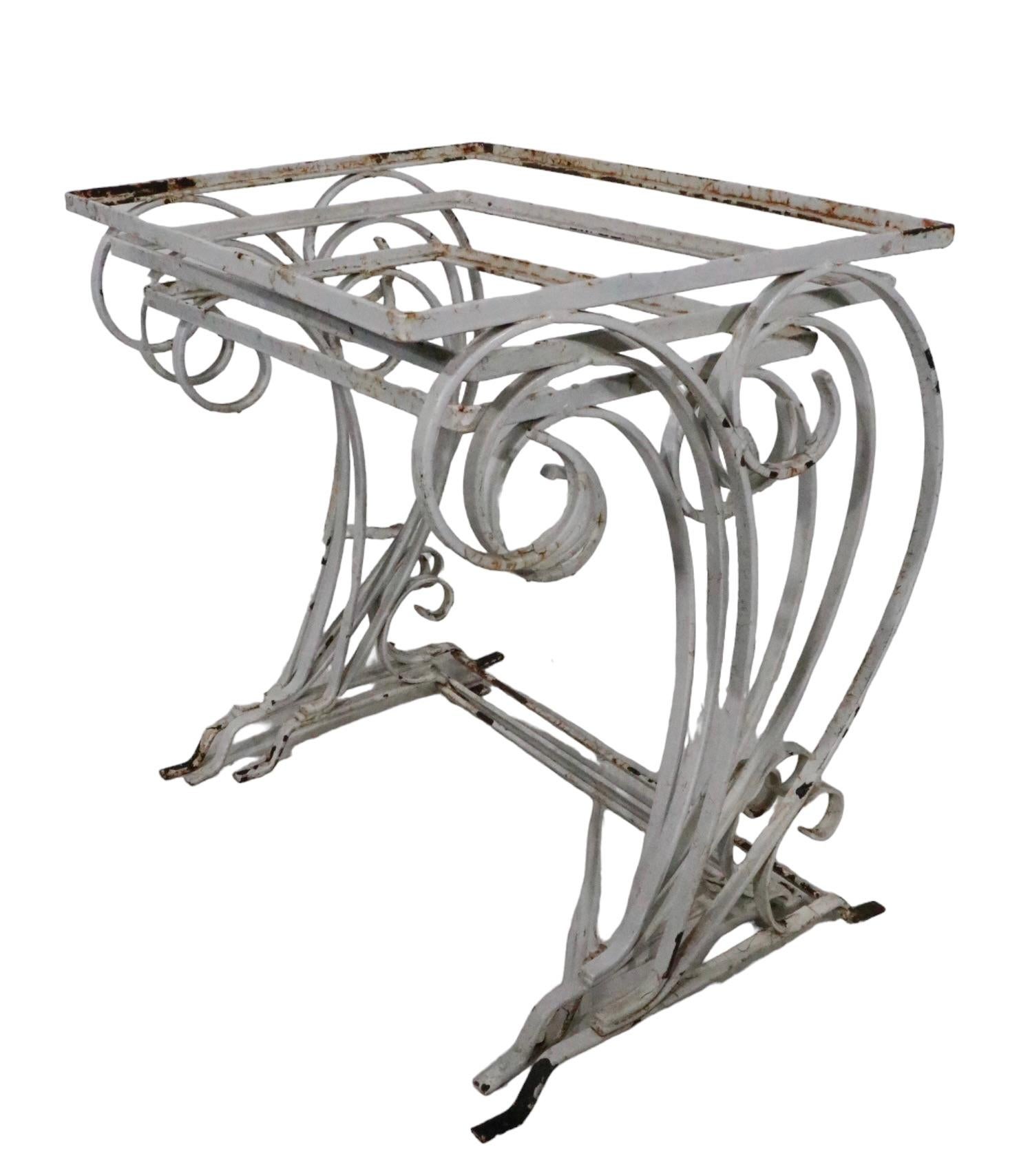 Nest of 3 Art Deco Mid Century Wrought Iron Patio Garden Tables by Salterini In Good Condition For Sale In New York, NY