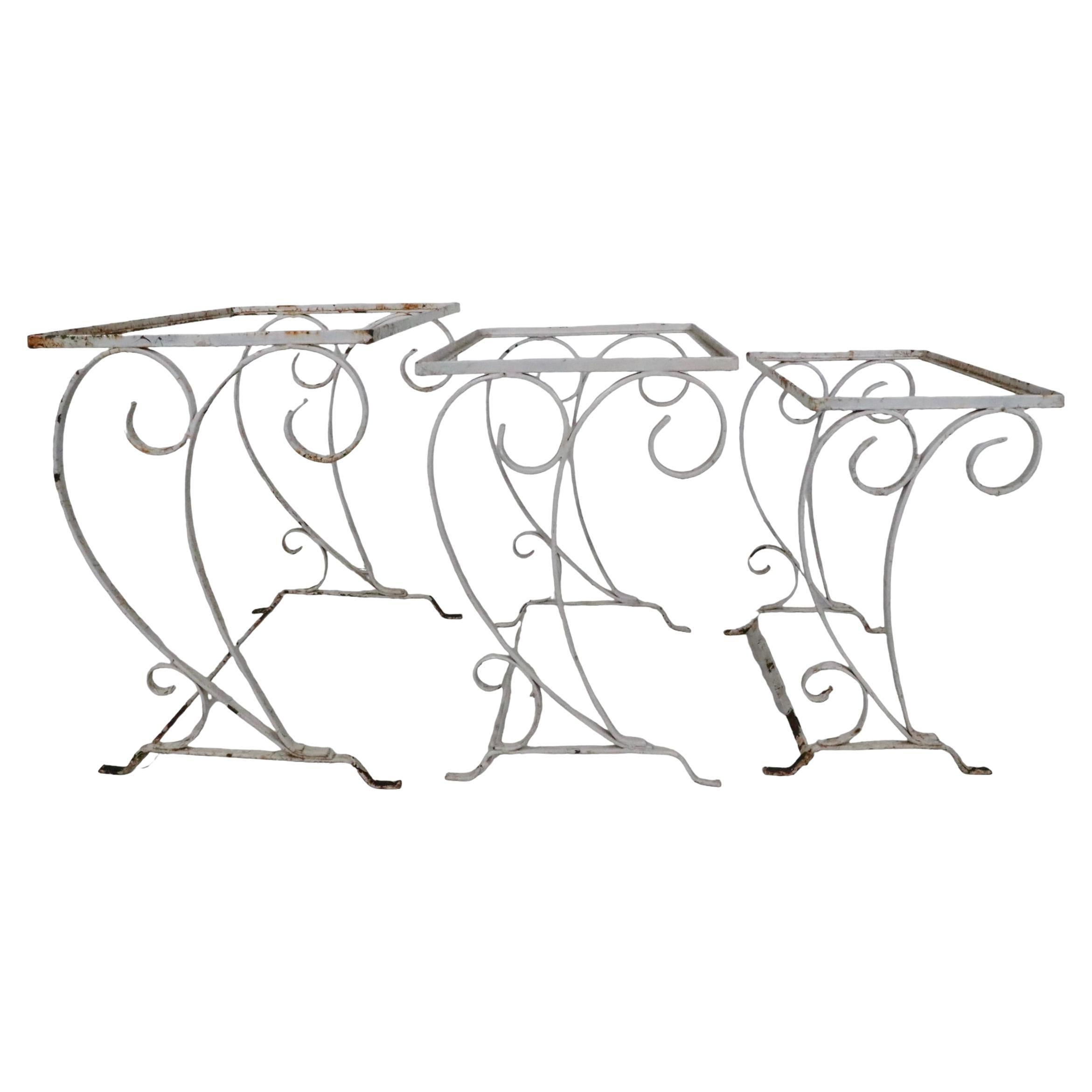Ensemble de 3 tables de jardin Art Déco en fer forgé du milieu du siècle dernier par Salterini