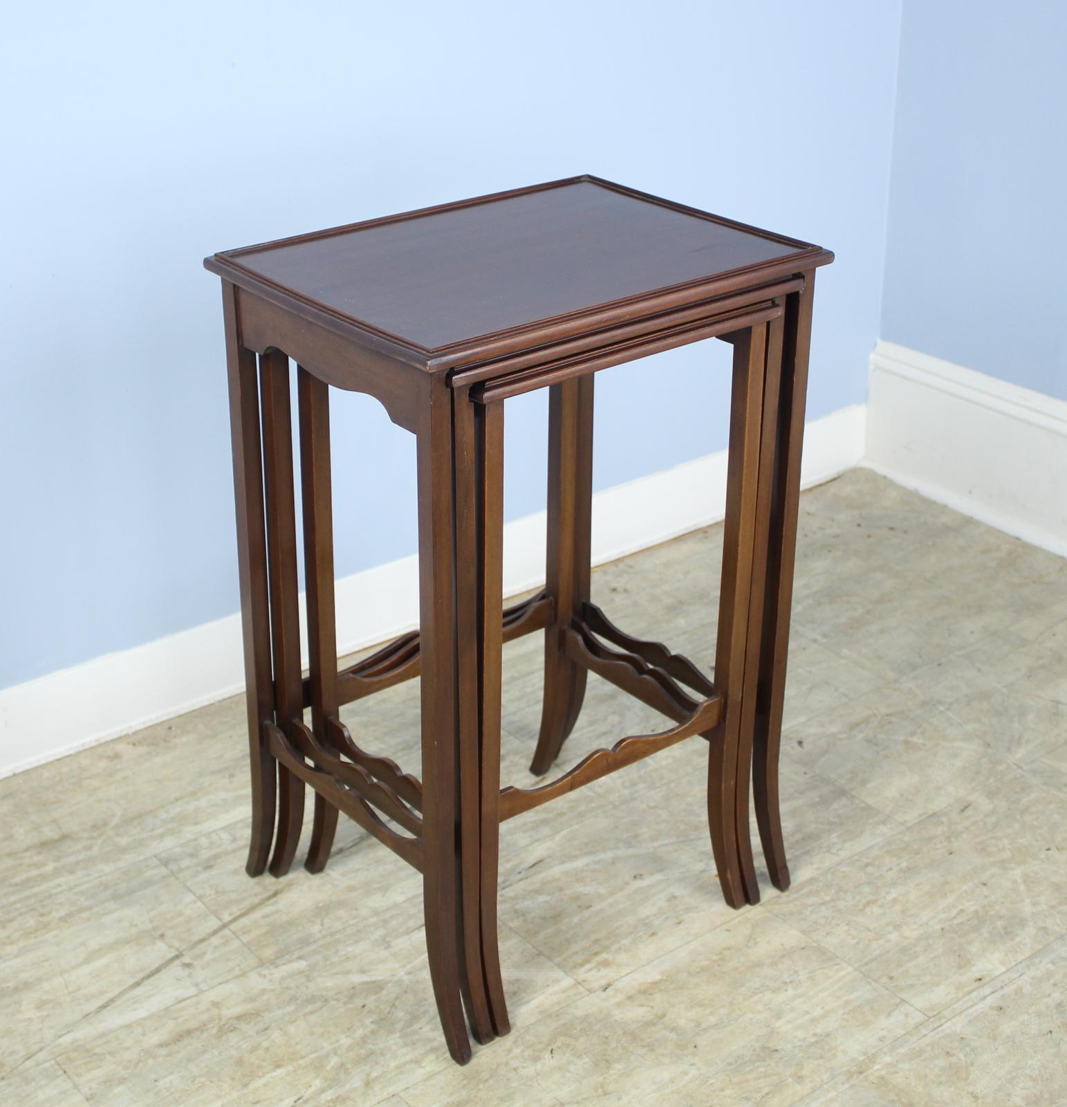 Nest of 3 English Mahogany Tables In Good Condition For Sale In Port Chester, NY