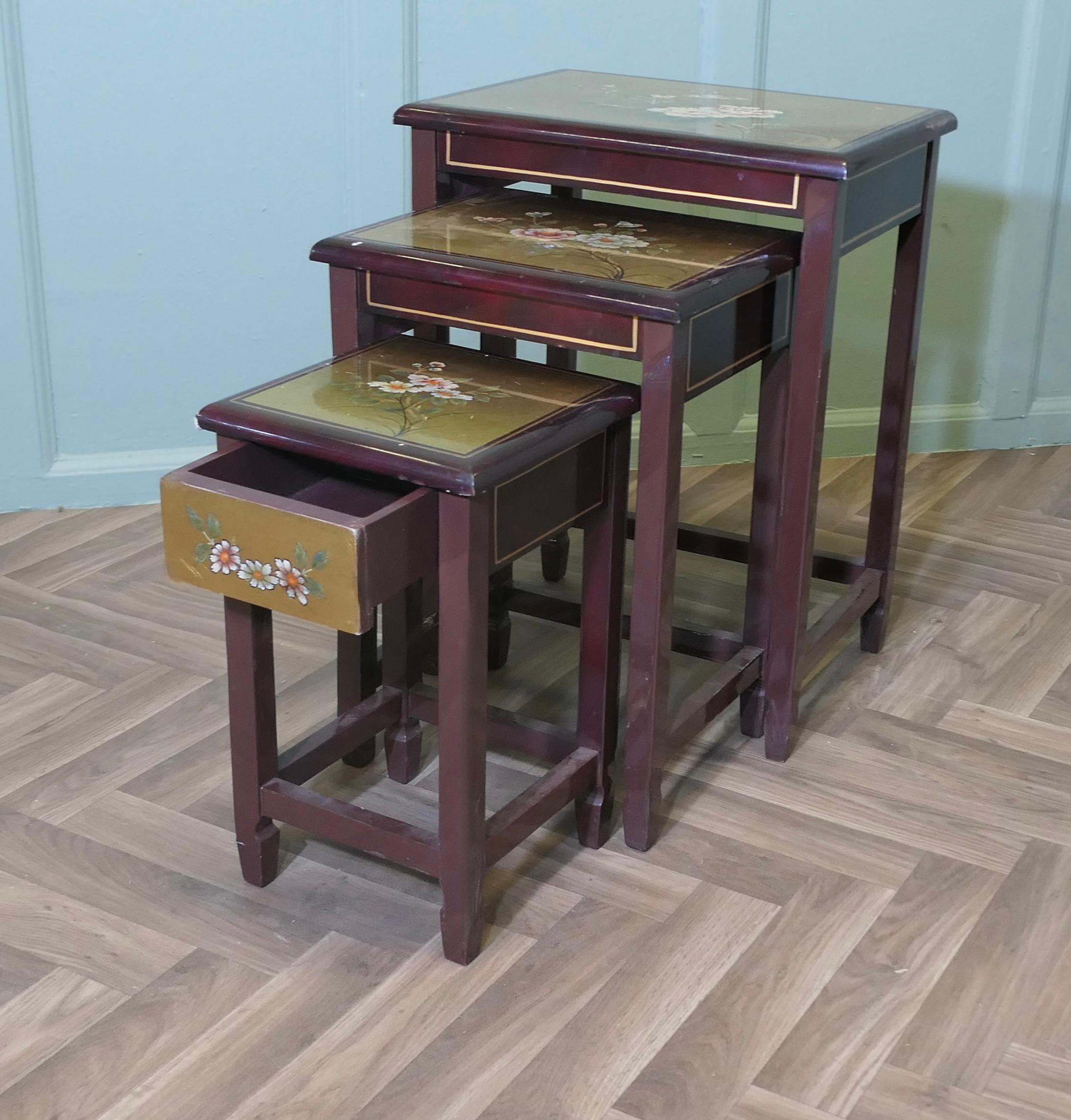 Nido de 3 Mesas Chinoiserie Lacadas y Pintadas
Se trata de un bonito conjunto de mesas, con atractivos crisantemos pintados en los tableros con un fondo dorado, las mesas son sólidas y están en buen estado, como todos los nidos de mesas, aumentan de