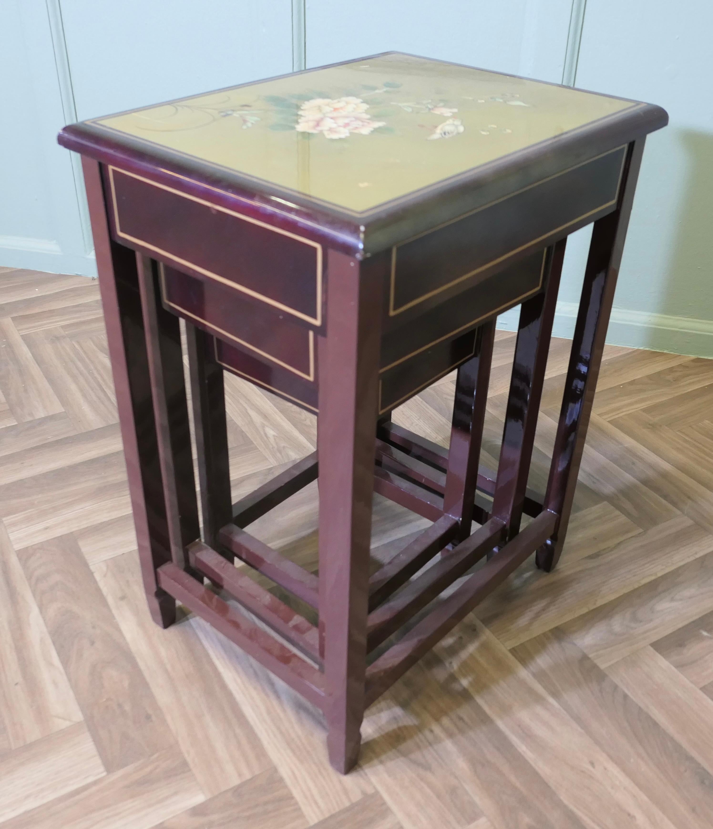 Nido de 3 Mesas Chinoiserie Lacadas y Pintadas Es un conjunto de buen aspecto en Bueno estado para la venta en Godshill, Isle of Wight