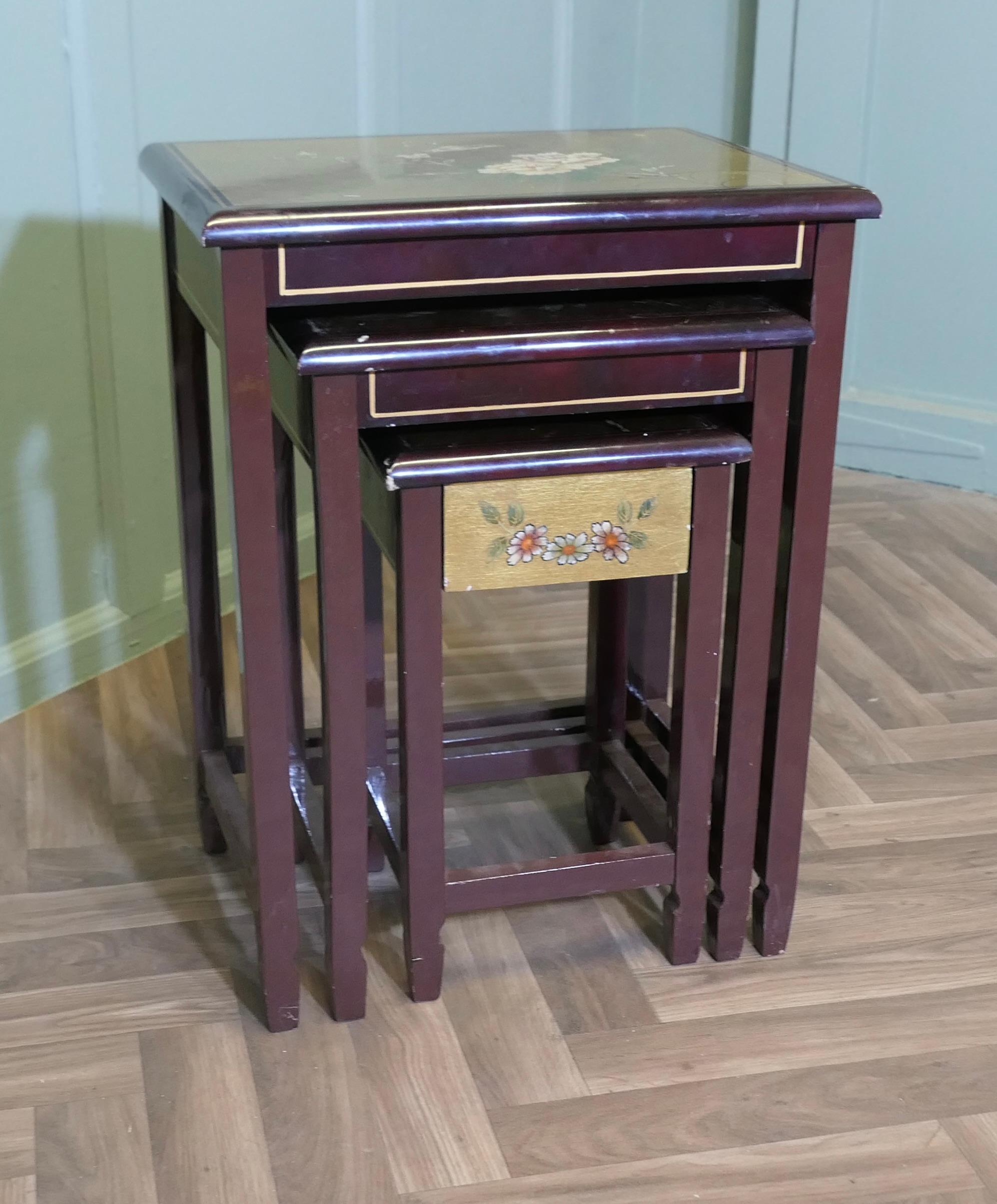 Nido de 3 Mesas Chinoiserie Lacadas y Pintadas Es un conjunto de buen aspecto mediados del siglo XX en venta
