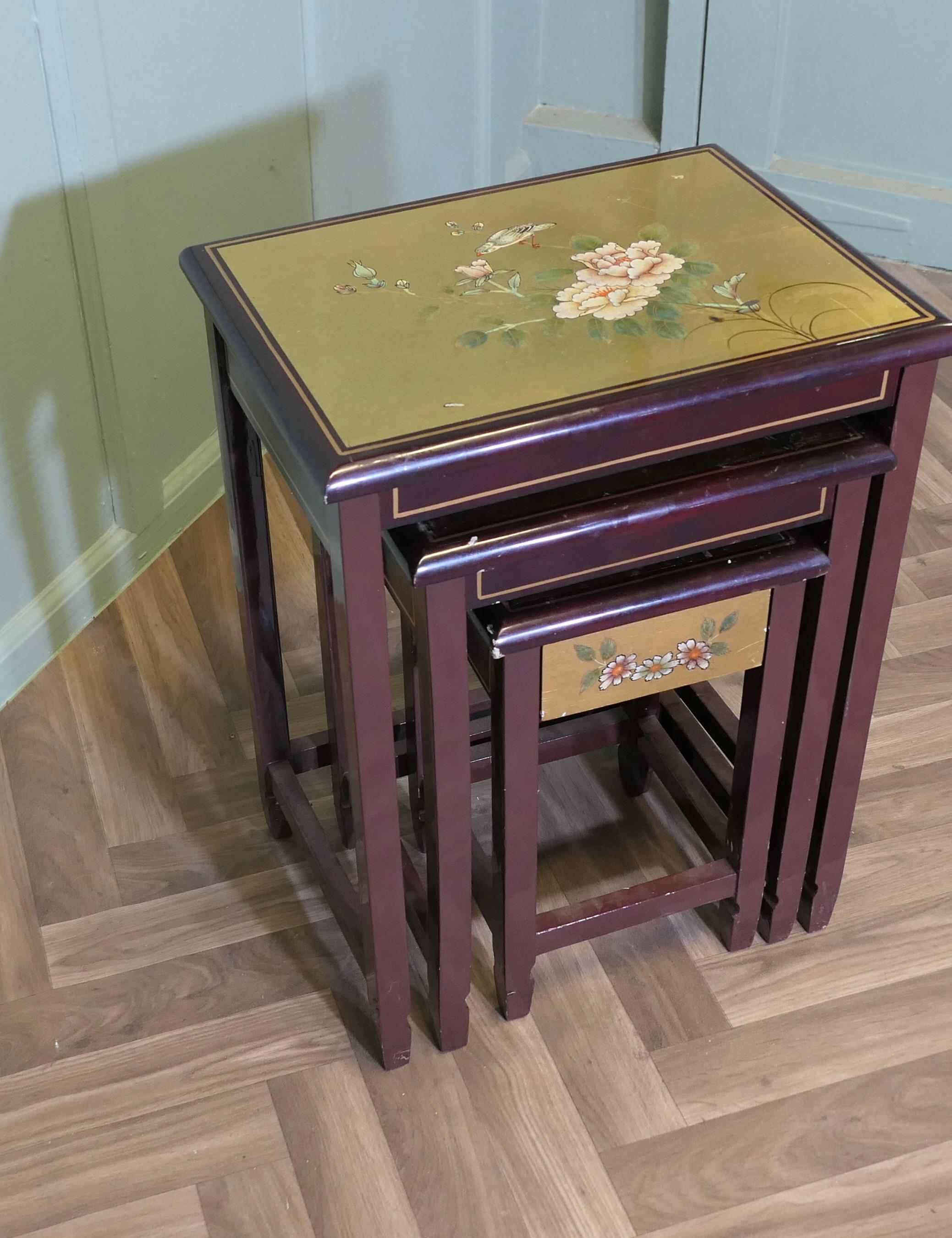 Nido de 3 Mesas Chinoiserie Lacadas y Pintadas Es un conjunto de buen aspecto en venta 1