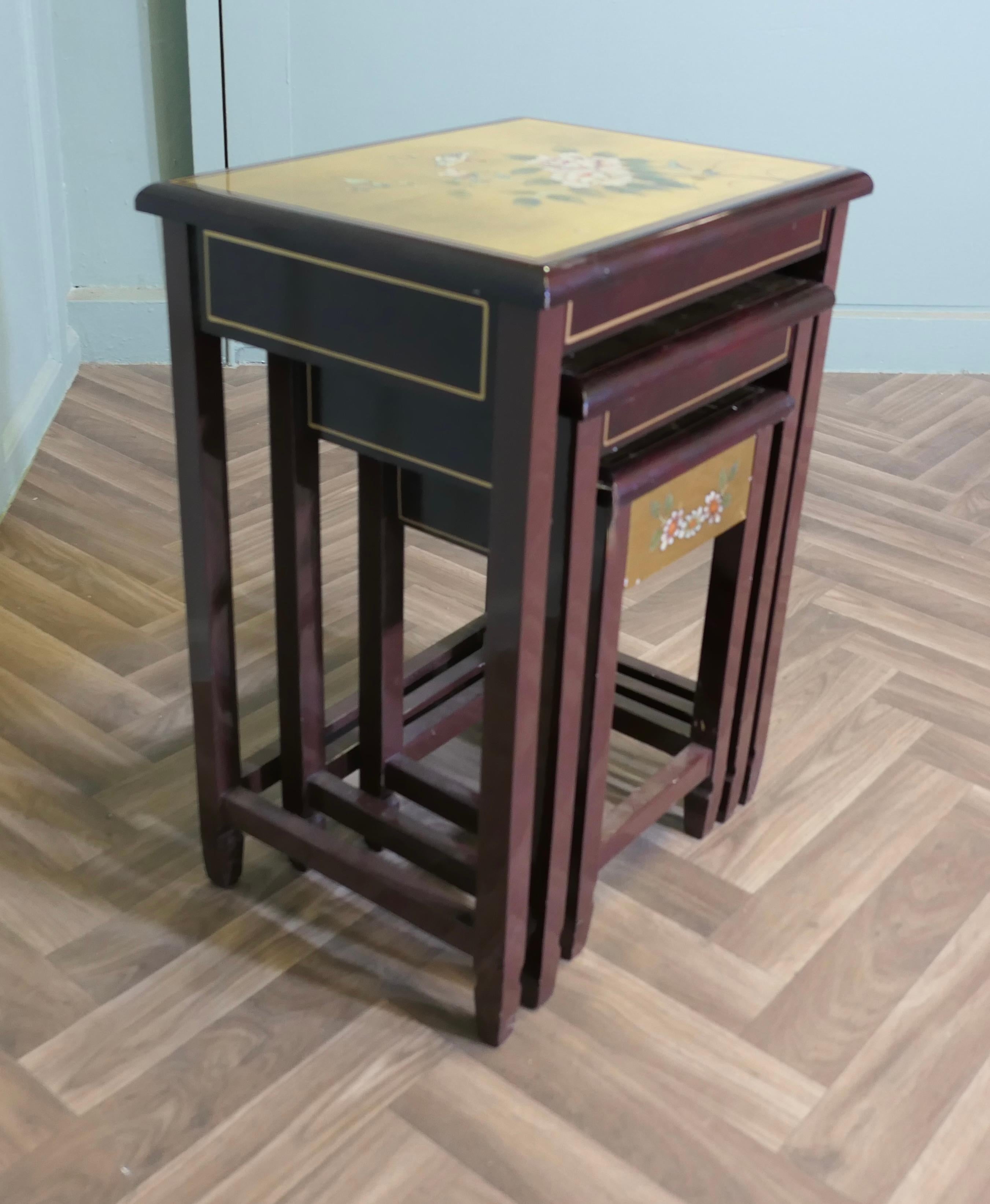 Nido de 3 Mesas Chinoiserie Lacadas y Pintadas Es un conjunto de buen aspecto en venta 2