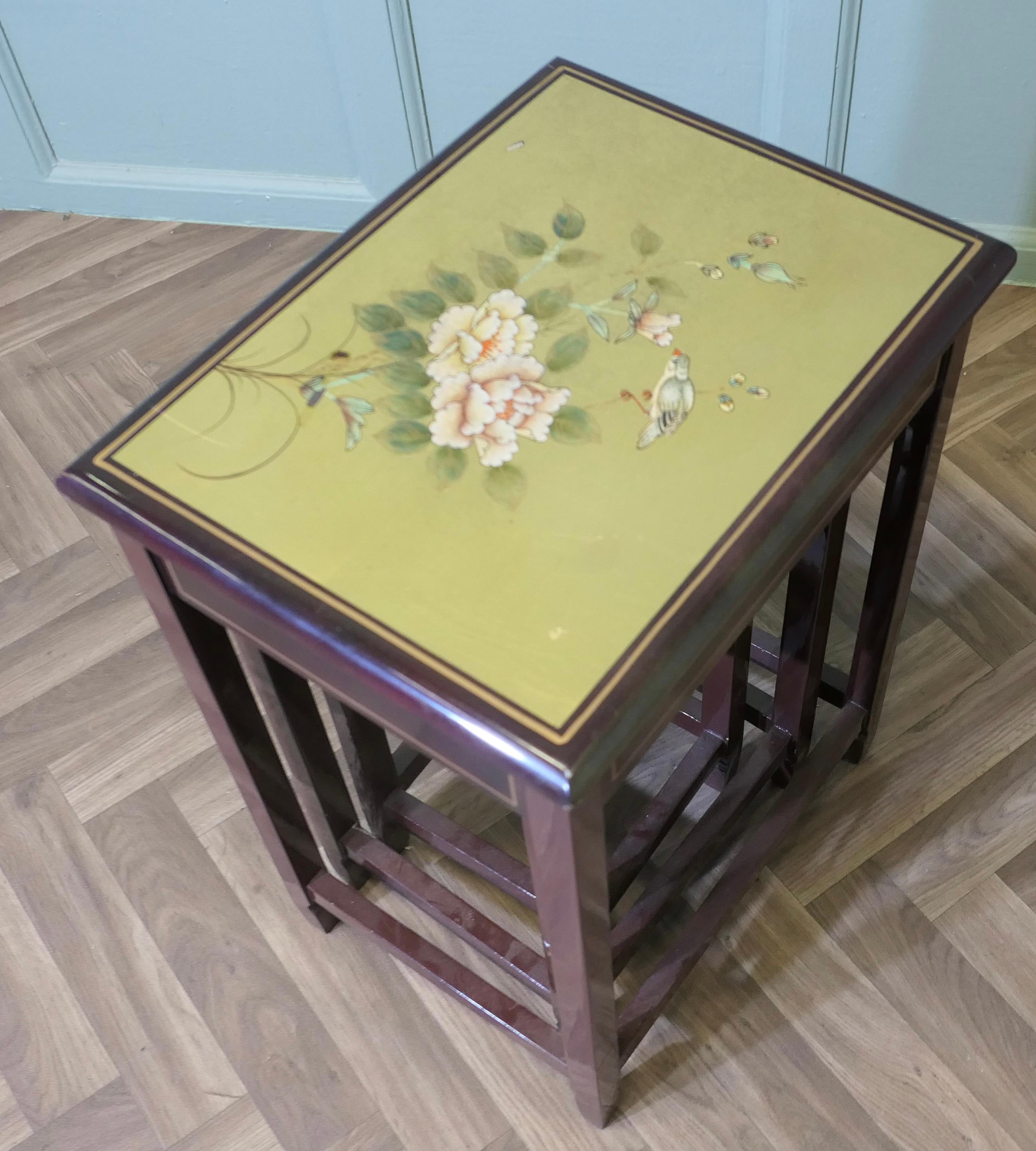 Nido de 3 Mesas Chinoiserie Lacadas y Pintadas Es un conjunto de buen aspecto en venta 3