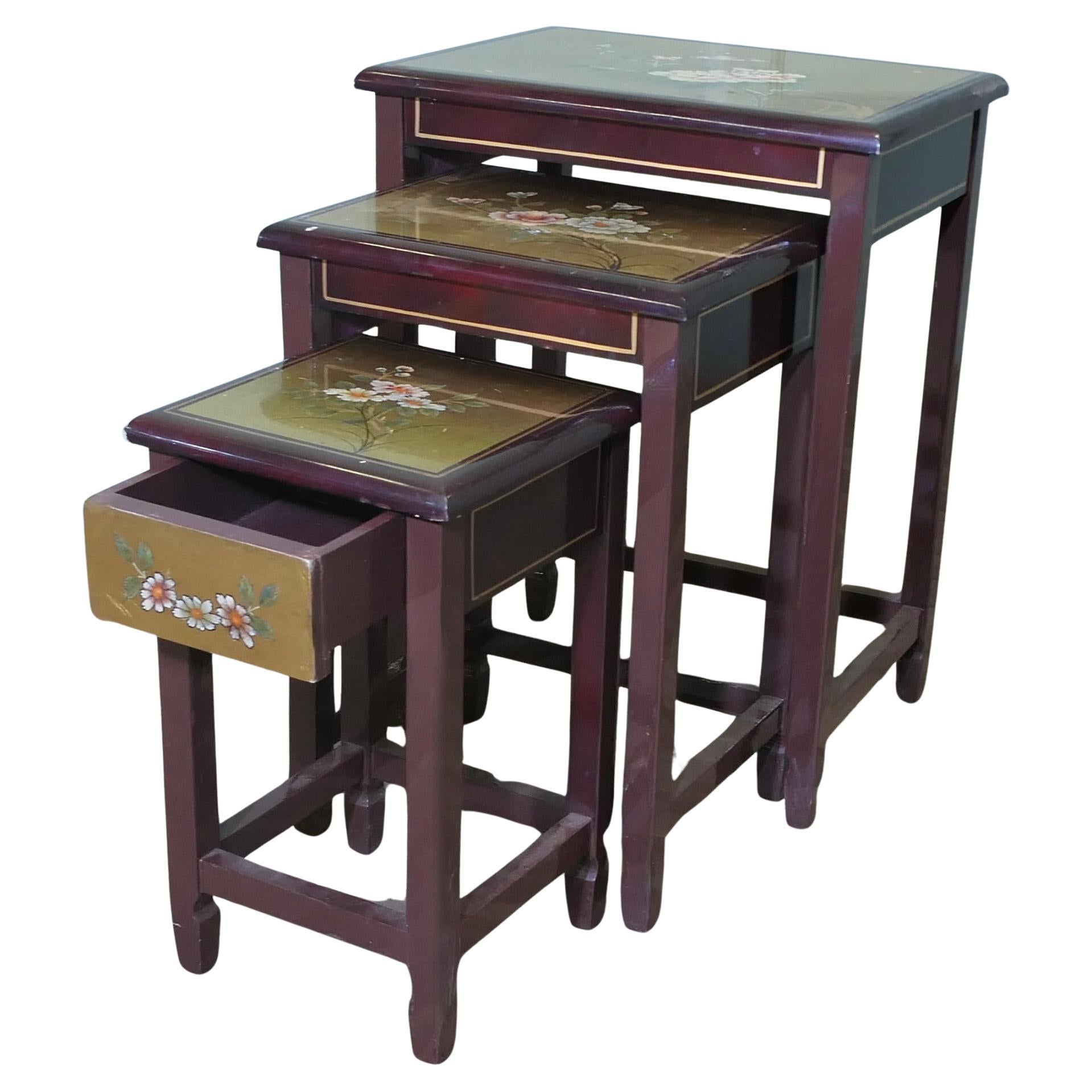 Nido de 3 Mesas Chinoiserie Lacadas y Pintadas Es un conjunto de buen aspecto en venta