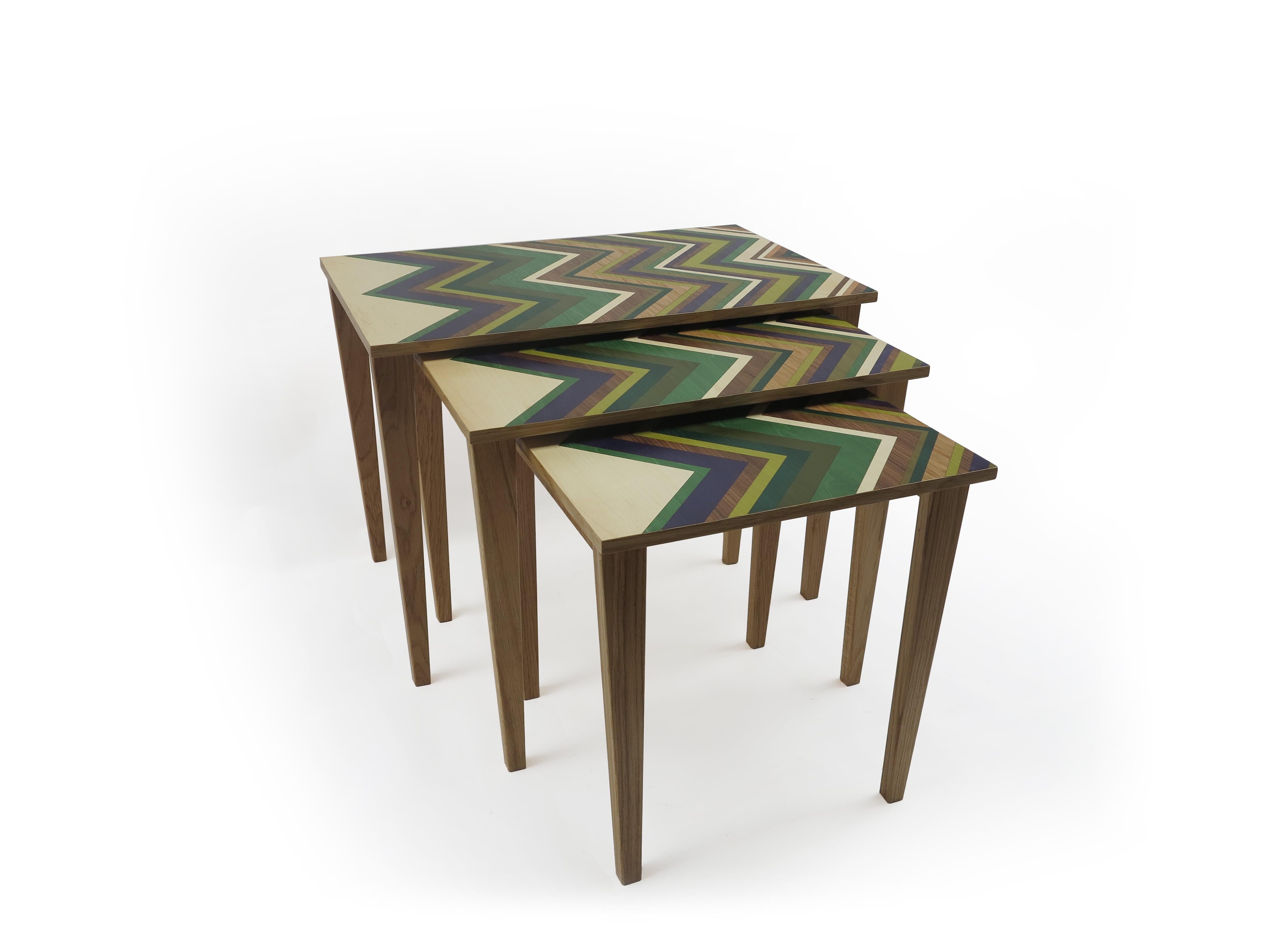 Handgefertigte Kollektion von 3 Tischen auf Eichenholzsockeln mit Intarsienplatten im Angebot 3