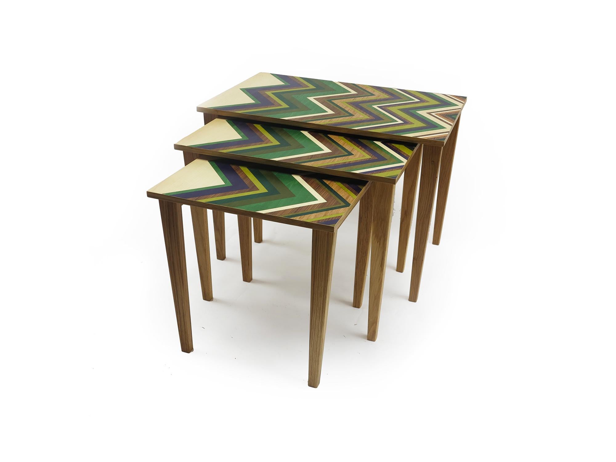 Marqueterie Ensemble de 3 tables sur socle en chêne avec dessus en marqueterie, fabriquées à la main en vente