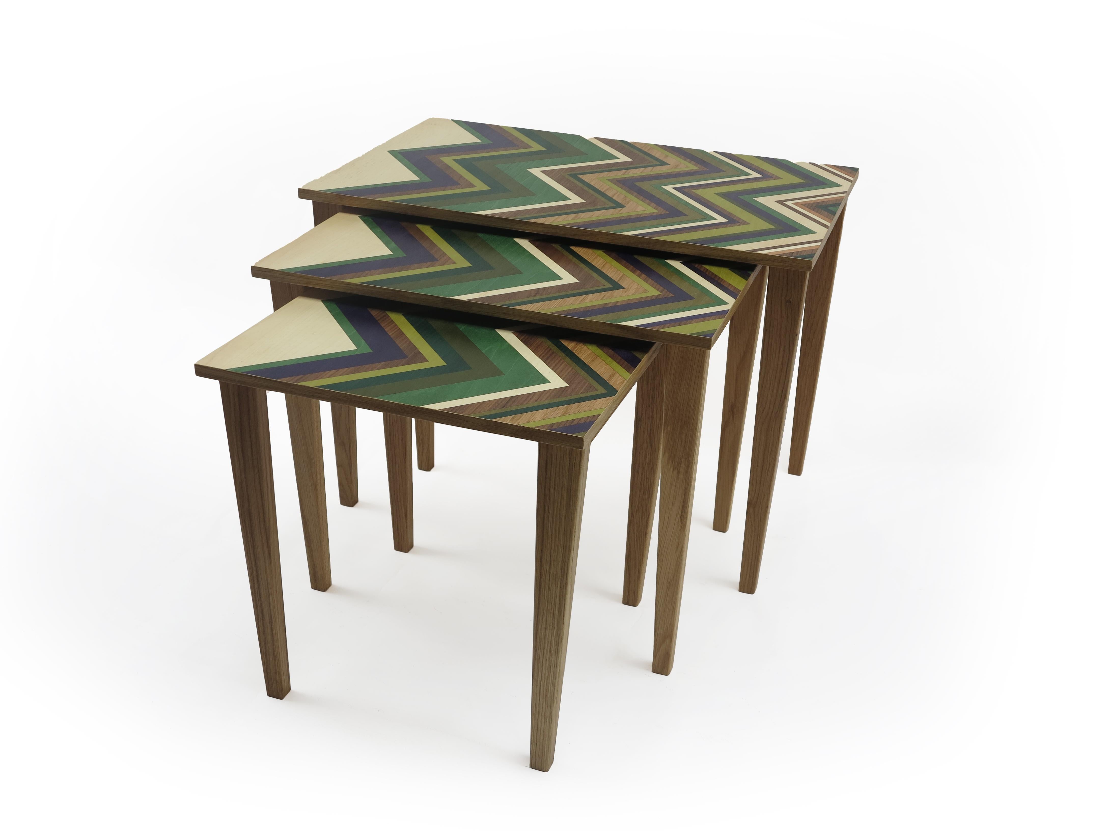 XXIe siècle et contemporain Ensemble de 3 tables sur socle en chêne avec dessus en marqueterie, fabriquées à la main en vente