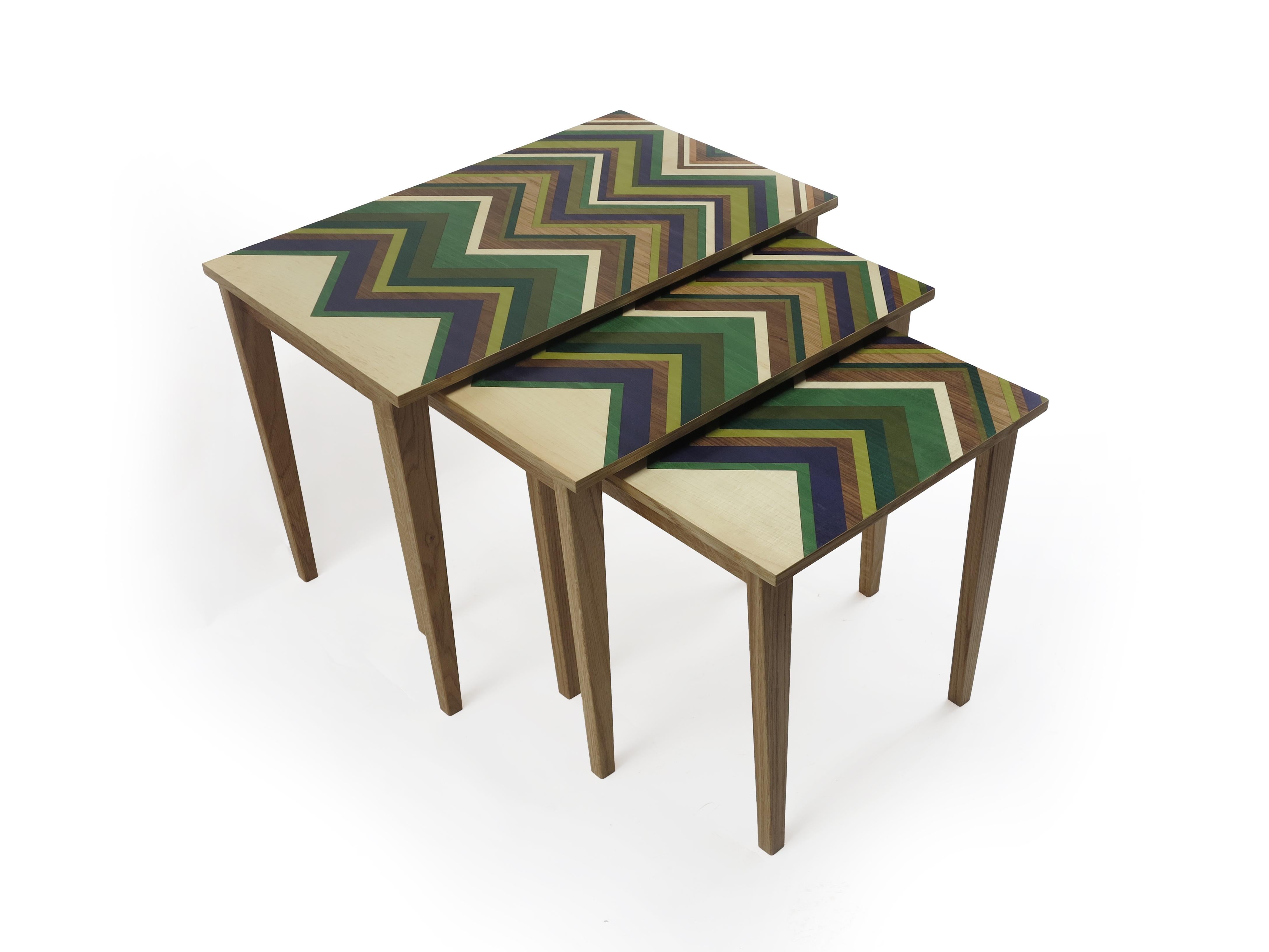 Handgefertigte Kollektion von 3 Tischen auf Eichenholzsockeln mit Intarsienplatten (Holz) im Angebot