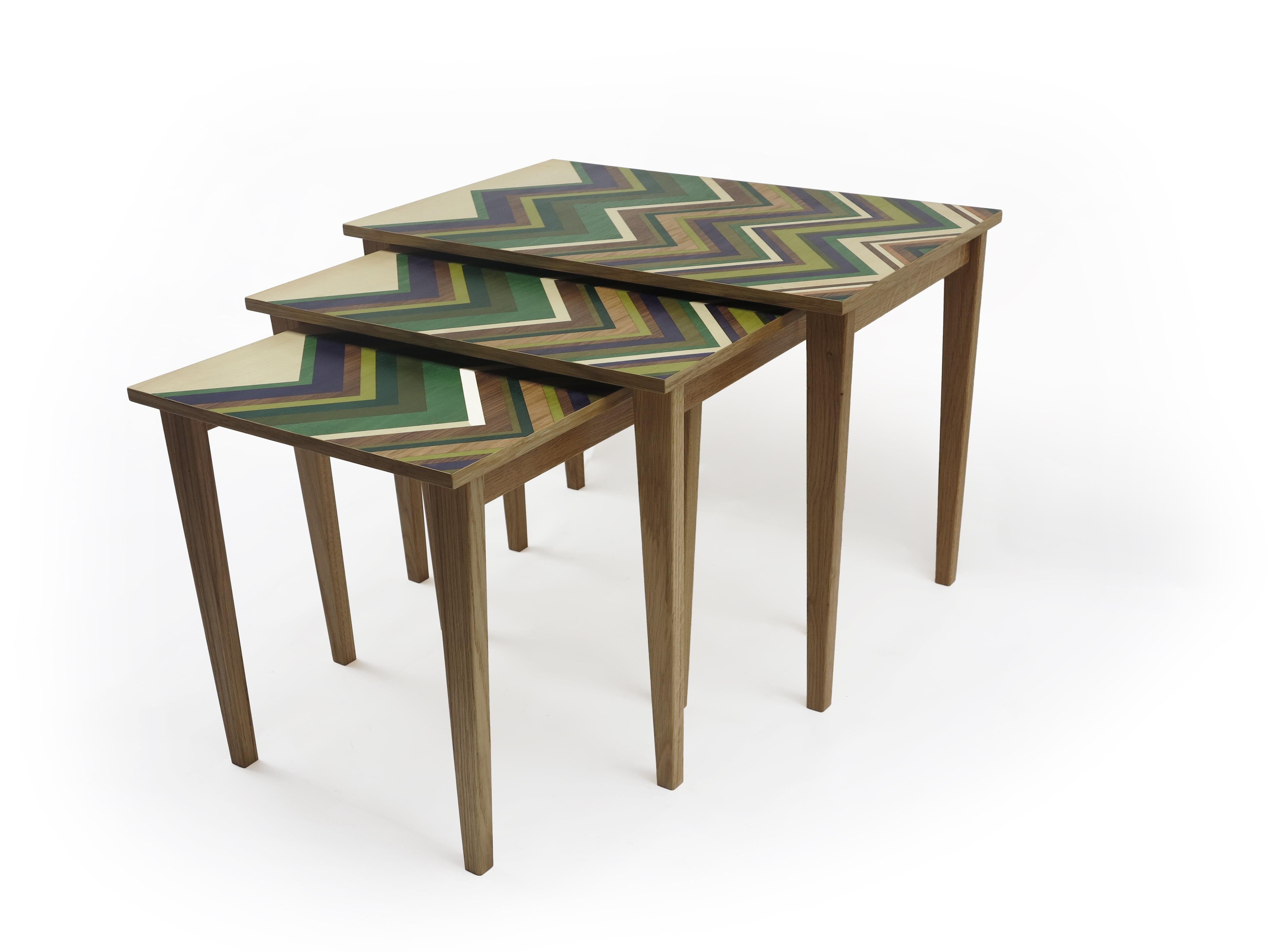 Handgefertigte Kollektion von 3 Tischen auf Eichenholzsockeln mit Intarsienplatten im Angebot 1