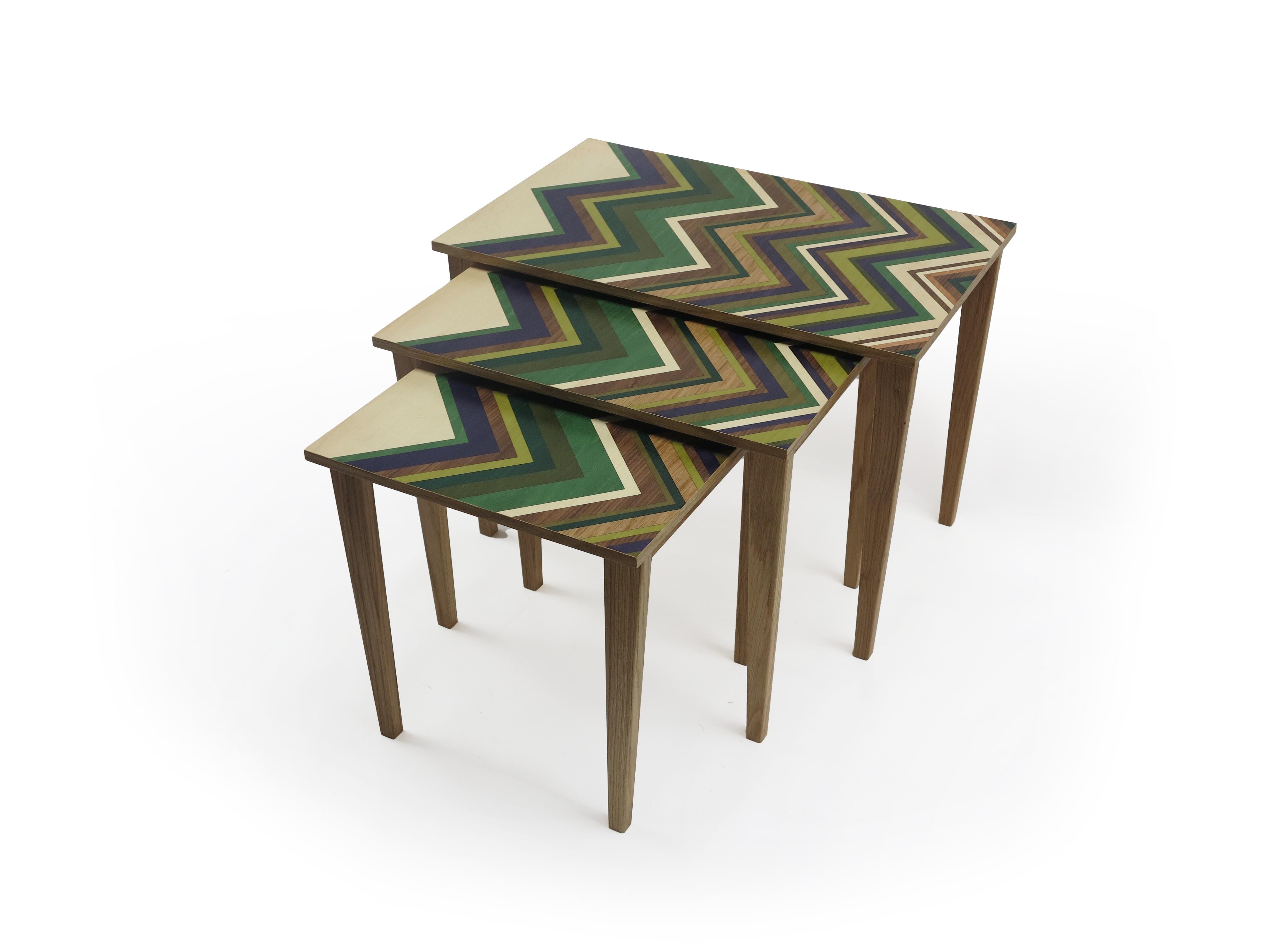 Ensemble de 3 tables sur socle en chêne avec dessus en marqueterie, fabriquées à la main en vente 2