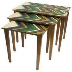 Ensemble de 3 tables sur socle en chêne avec dessus en marqueterie, fabriquées à la main