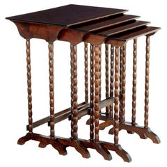 Nid de 4 tables scandinaves en bouleau du milieu du siècle dernier