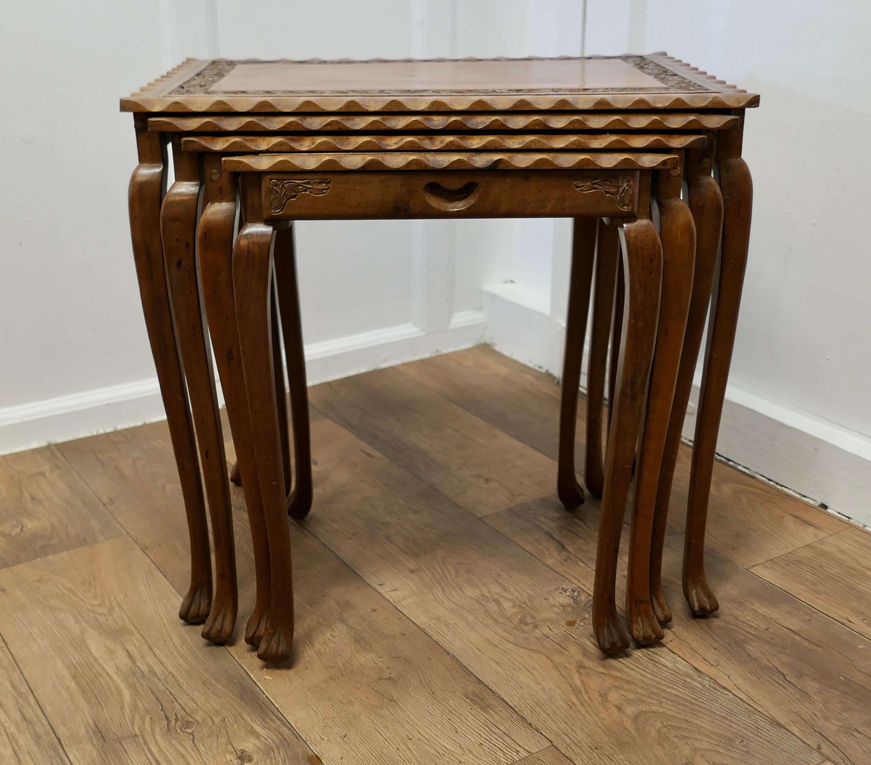  Ensemble de 4 tables en teck sculpté


Il s'agit d'un très bel ensemble de tables, chacune légèrement différente, avec une belle bordure percée et un ruban ondulé.
Les 4 tables sont saines et en bon état. Comme tous les nids de tables, elles