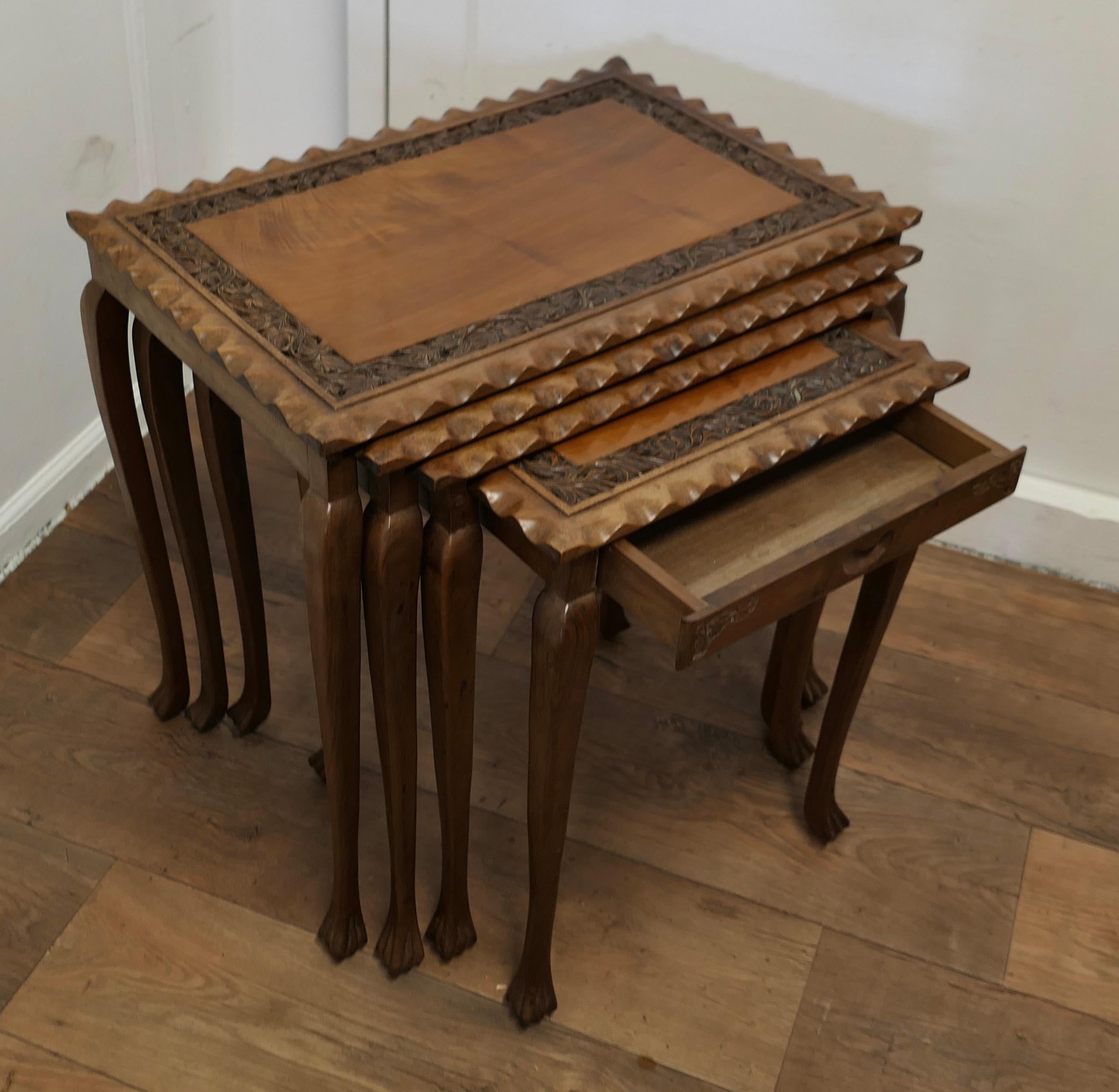 20ième siècle  Ensemble de 4 tables en teck sculpté     en vente