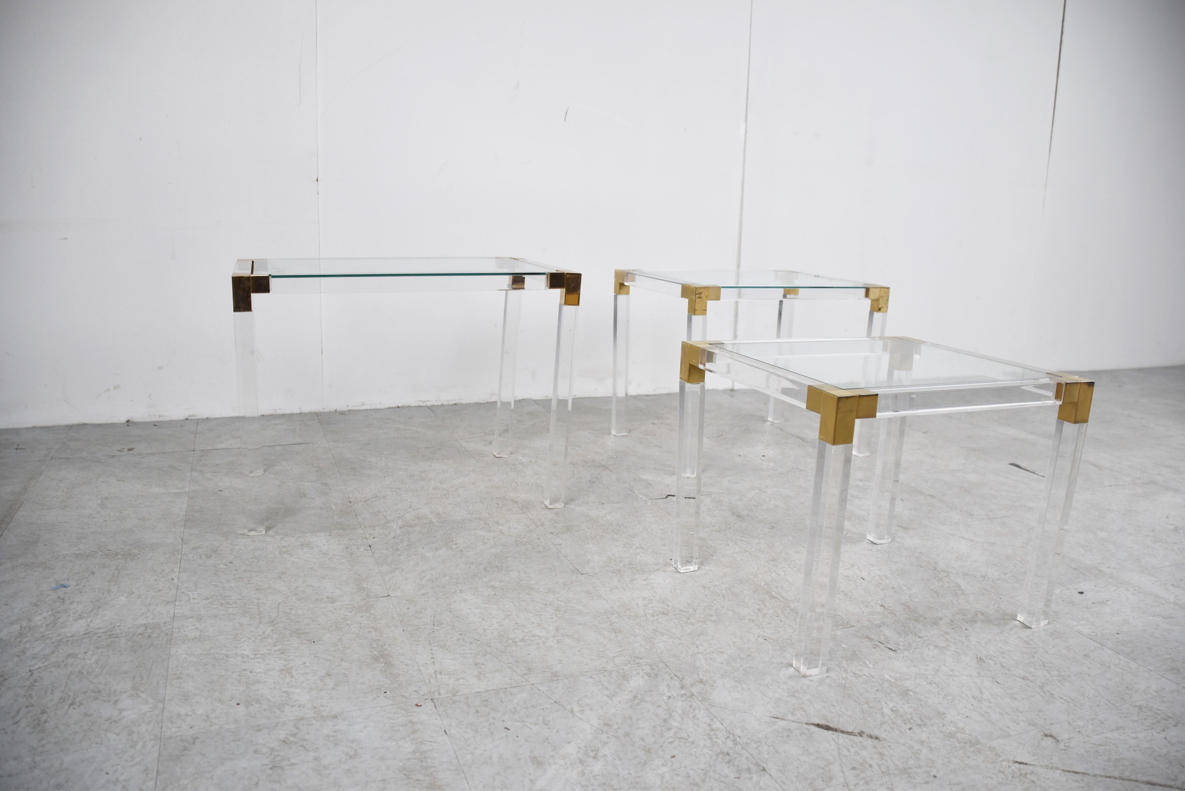 Français Tables en laiton et lucite, années 1970 en vente