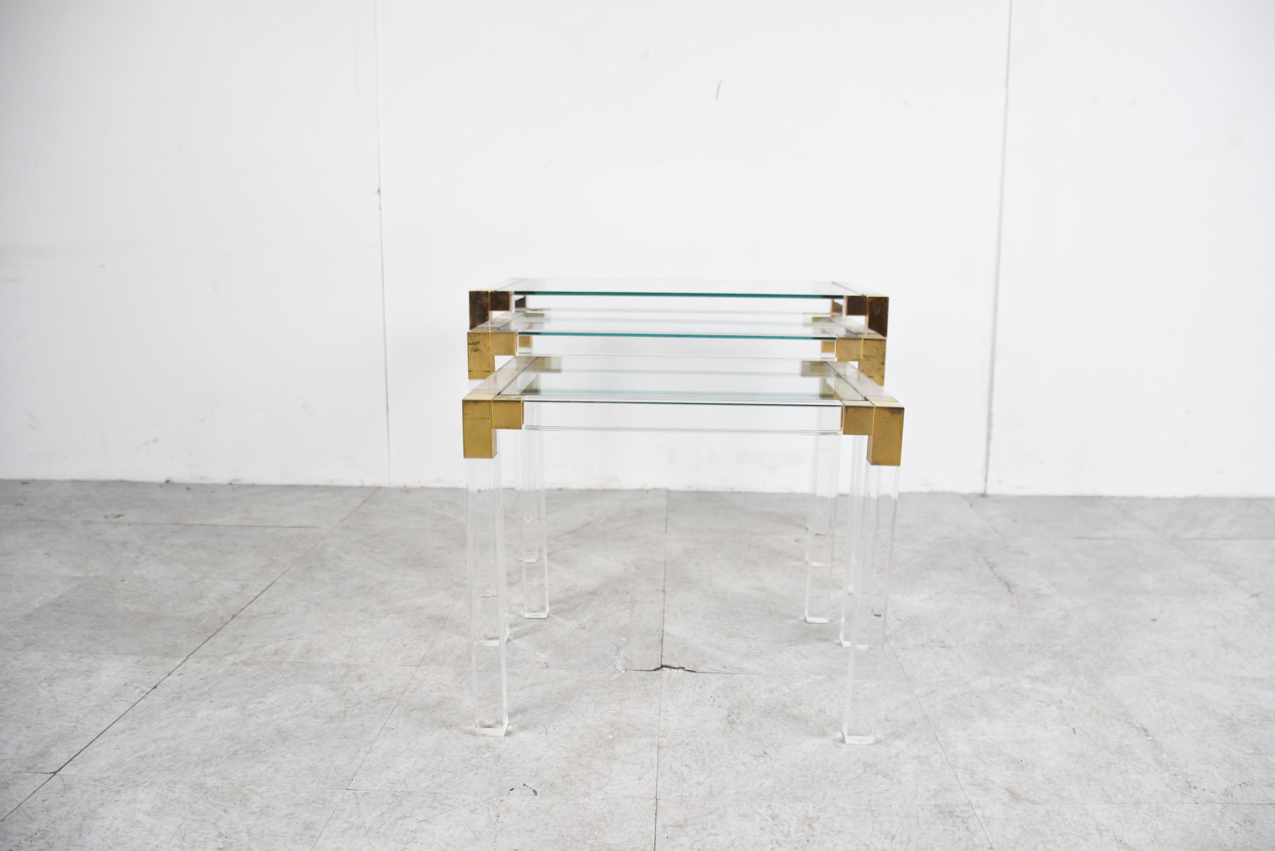 Tables en laiton et lucite, années 1970 en vente 1