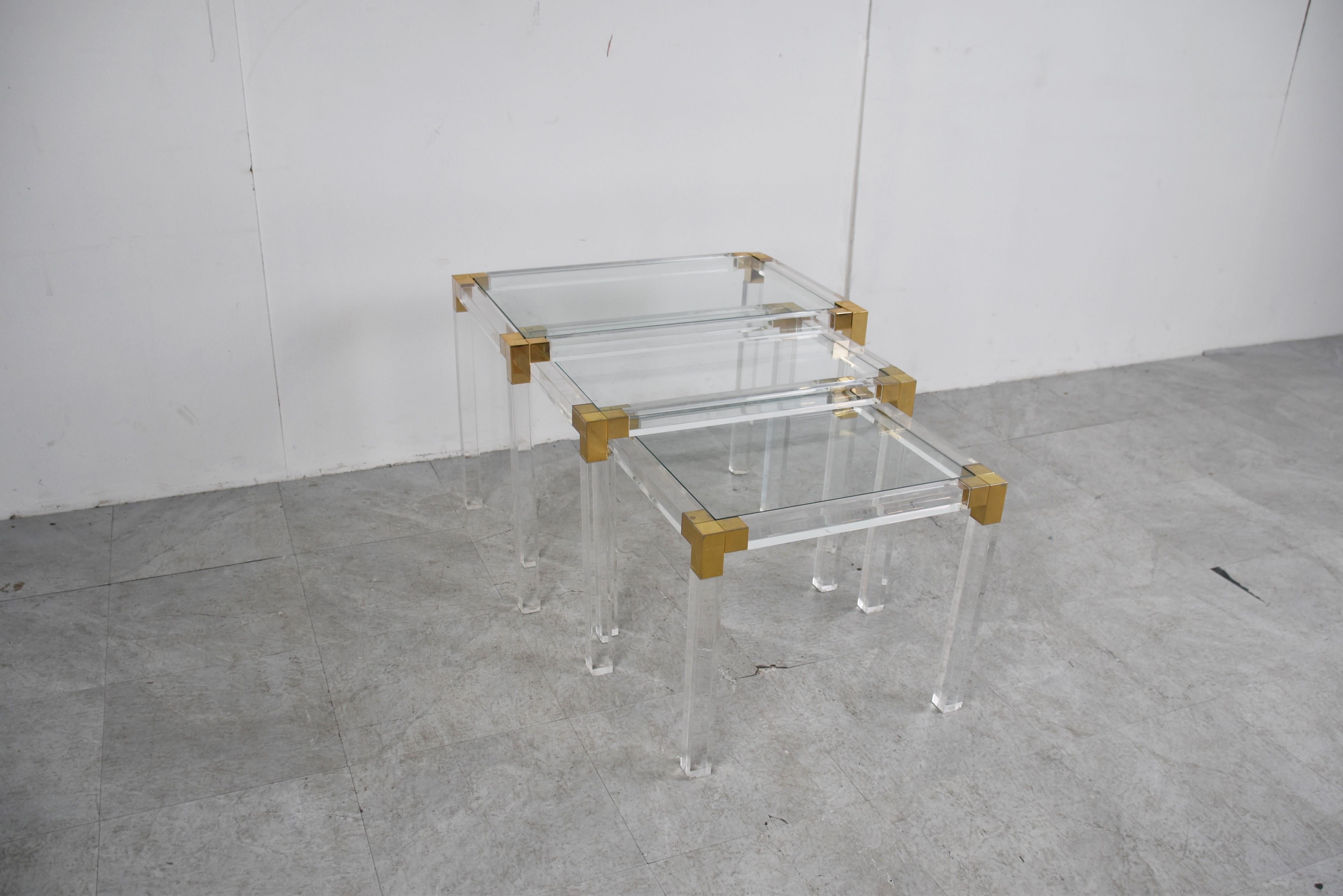 Tables en laiton et lucite, années 1970 en vente 2