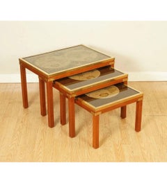 Ensemble de tables basses et tables d'appoint de campagne militaire avec cartes du monde