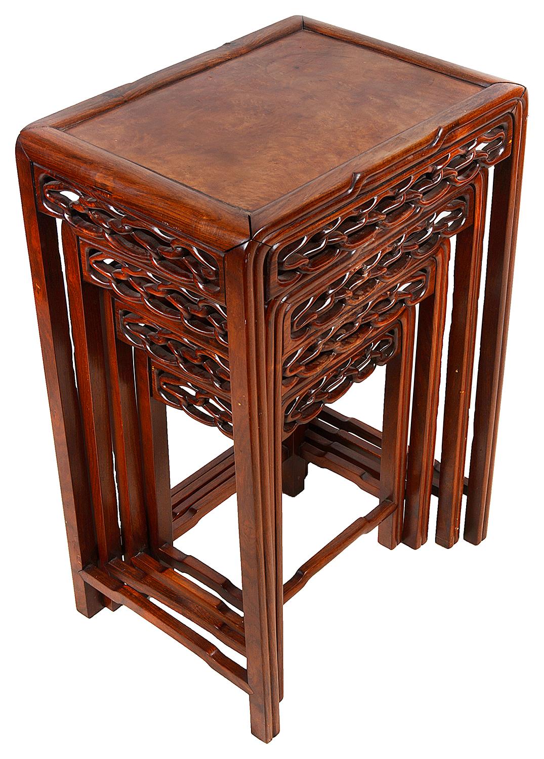 Un nid de quatre tables chinoises classiques de bonne qualité, chacune avec des plateaux à panneaux encastrés, une décoration sculptée et percée à la frise, reposant sur des pieds à section carrée, unis par des traverses.