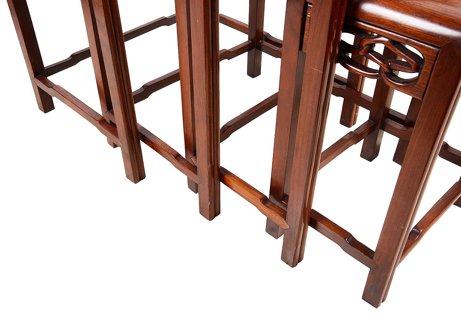 Sculpté à la main Ensemble de quatre tables chinoises en bois de feuillus, 19ème siècle en vente