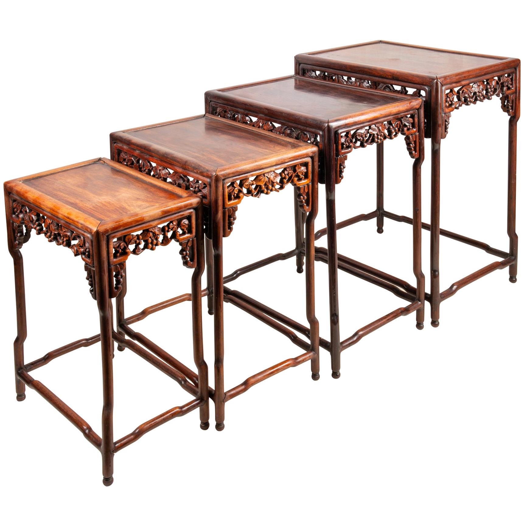 Nid de quatre tables chinoises en bois dur:: vers 1880 en vente